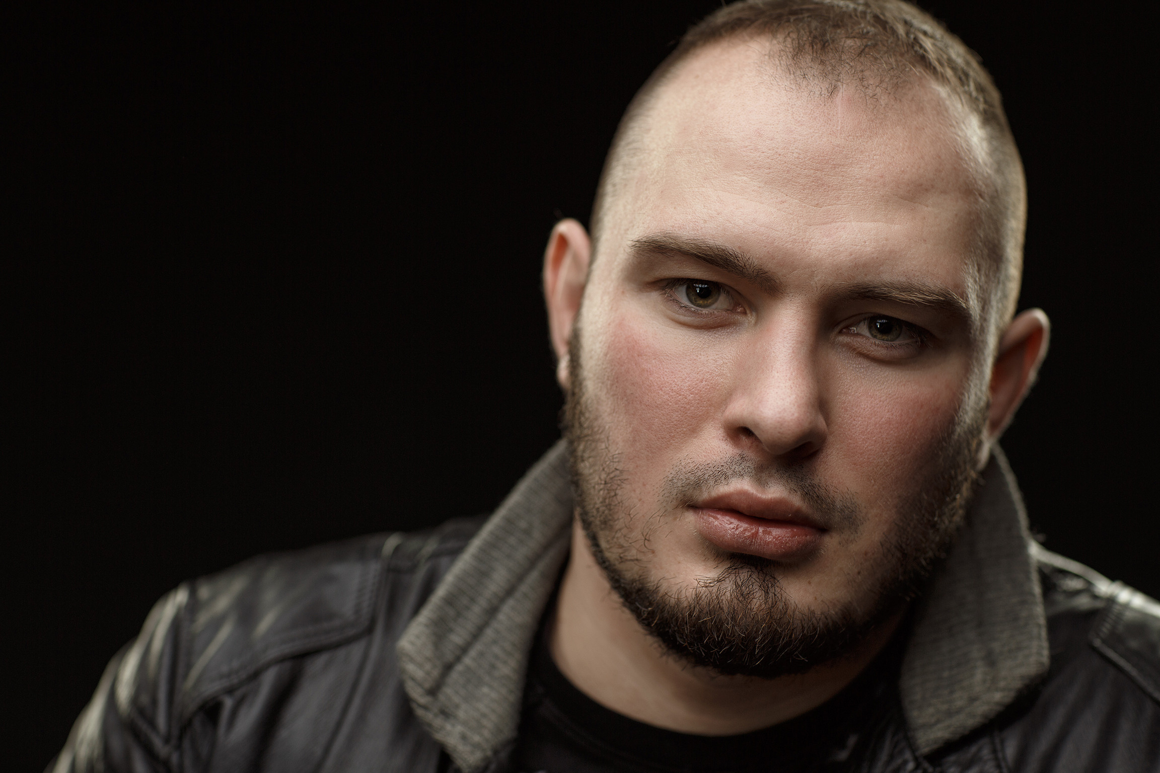 мужской портрет в студии на черном фоне