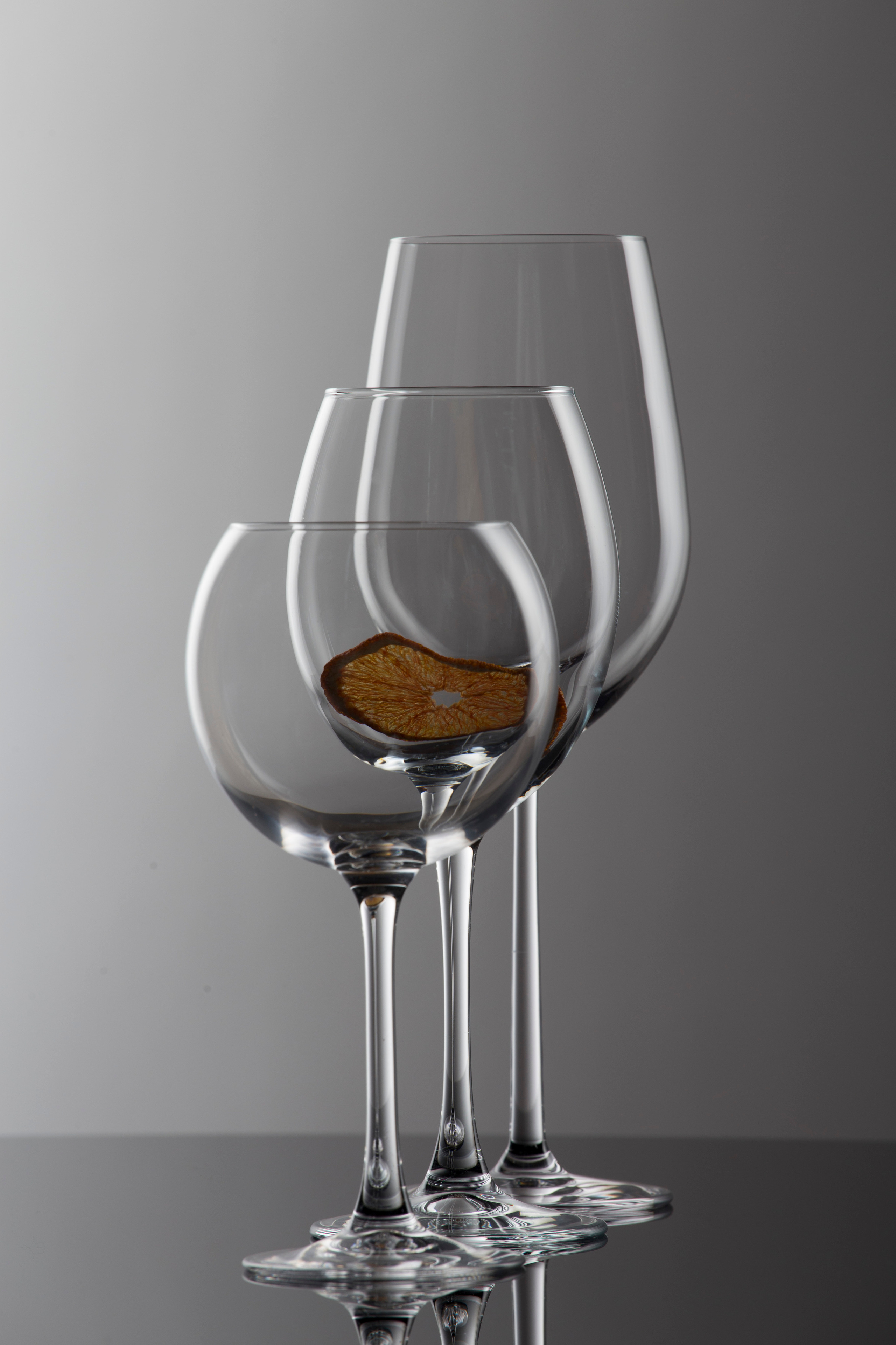 фотосъемка винных бокалов с прозрачными стенками в студии 