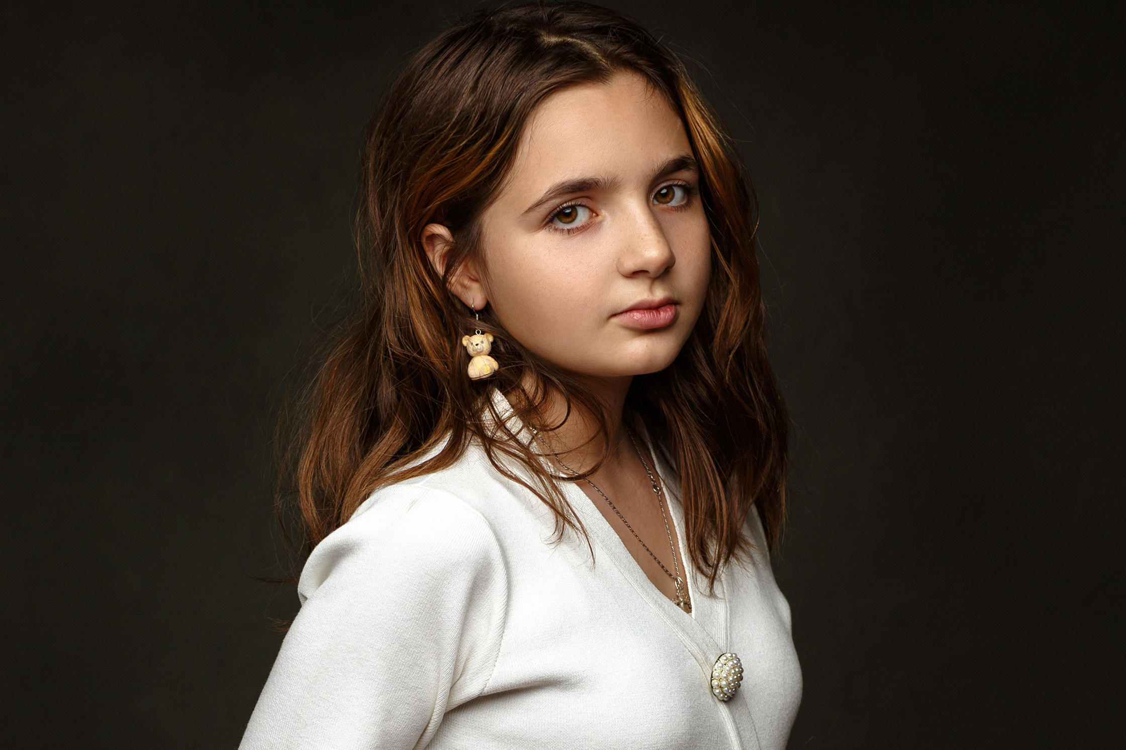 детский портрет девочка в белом платье на темном фоне