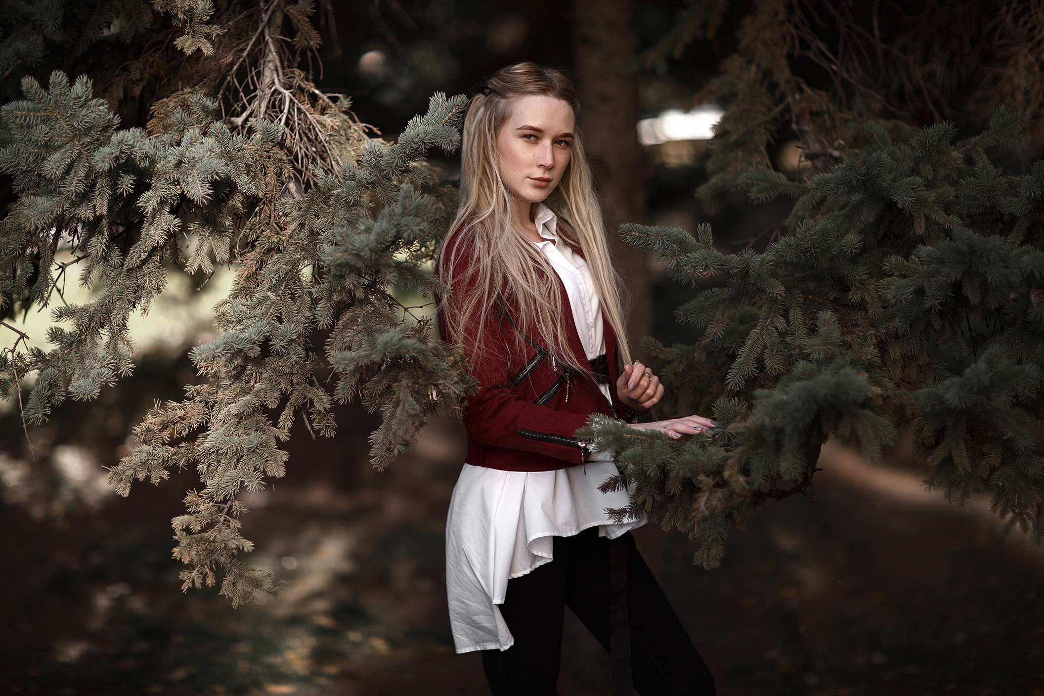 фото девушки на природе у елок