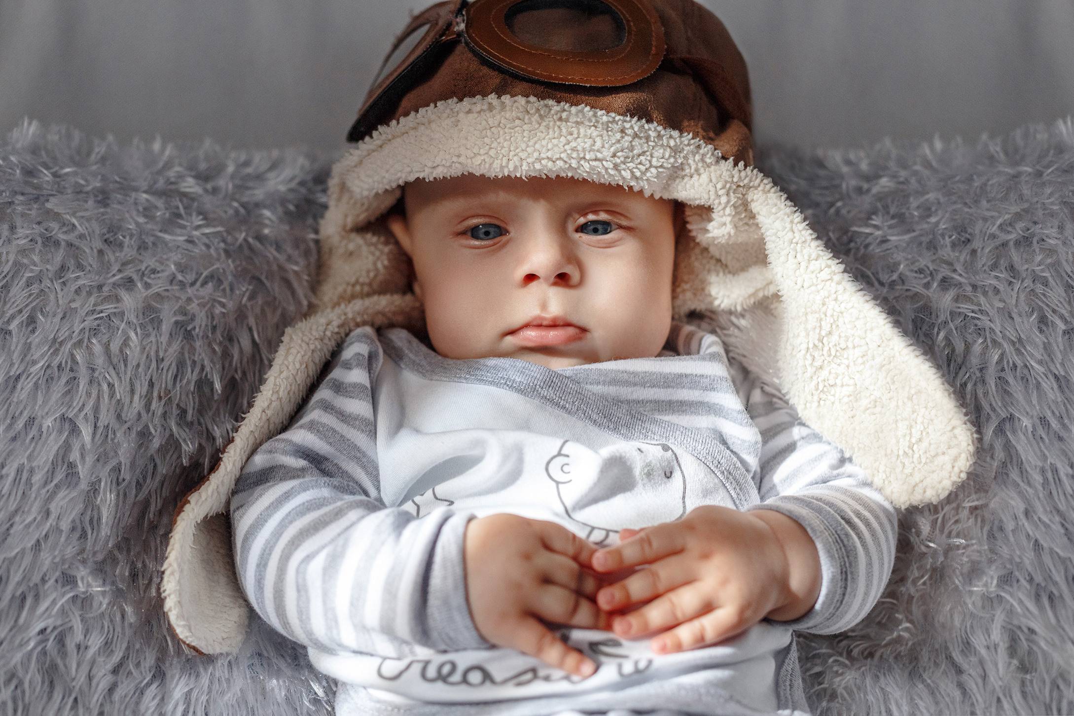 студийный портрет ребенка малыш в прикольной шляпе