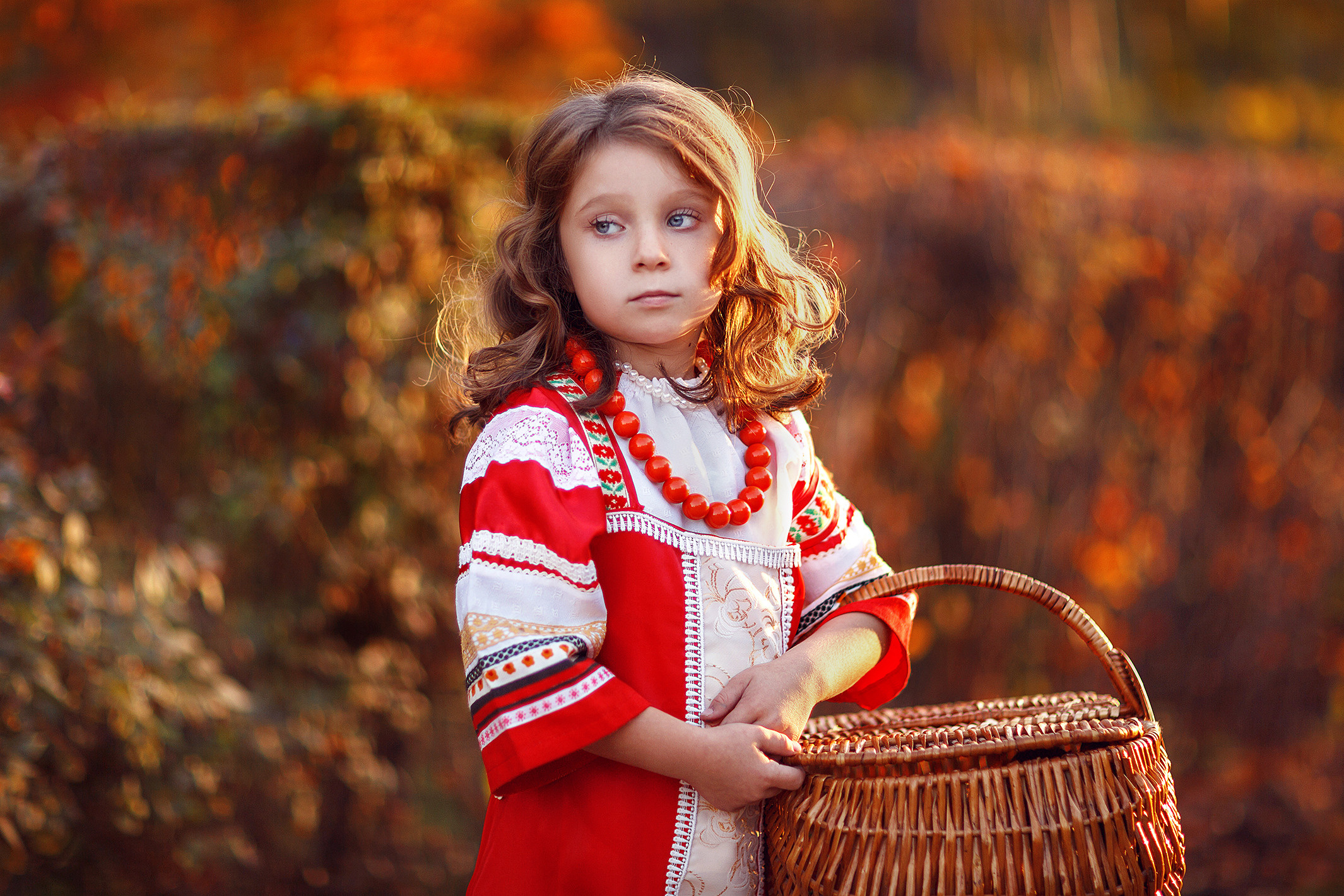 детский портрет девочка в русском народном костюме осенью
