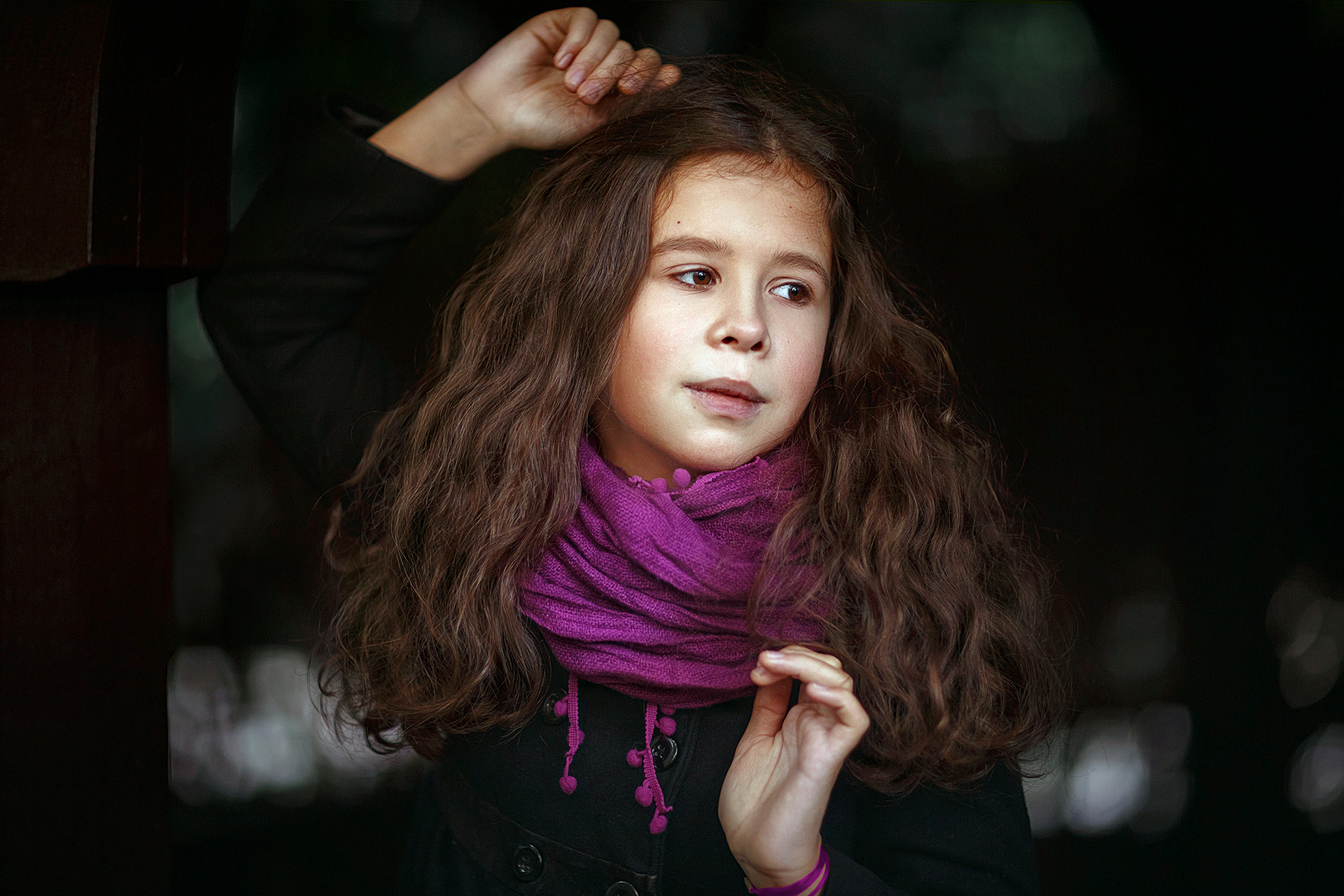 фото красивой кудрявой девочки в черном пальто и ярком шарфе на улице