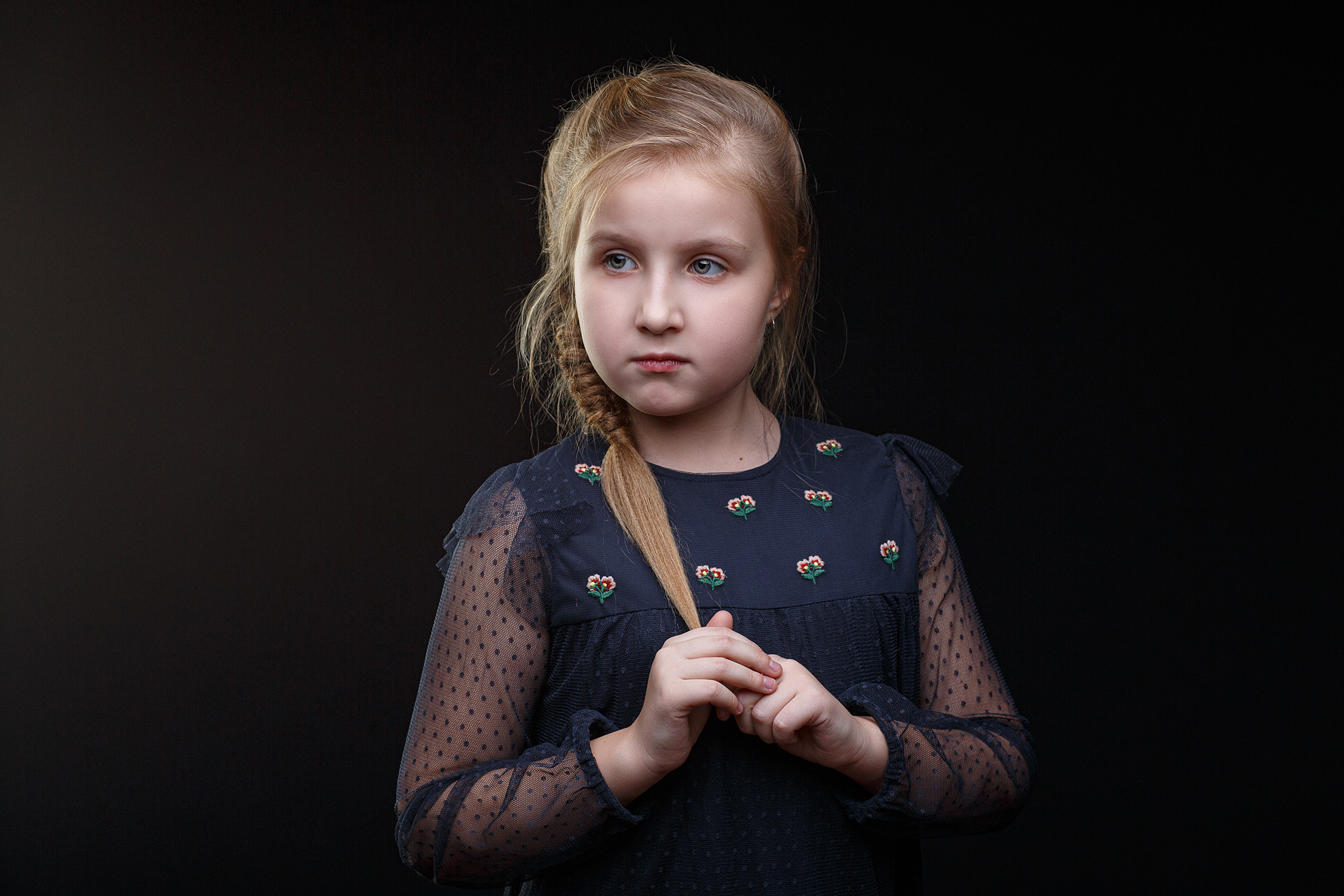 детская фотосессия девочка в студии в синем платье на черном фоне