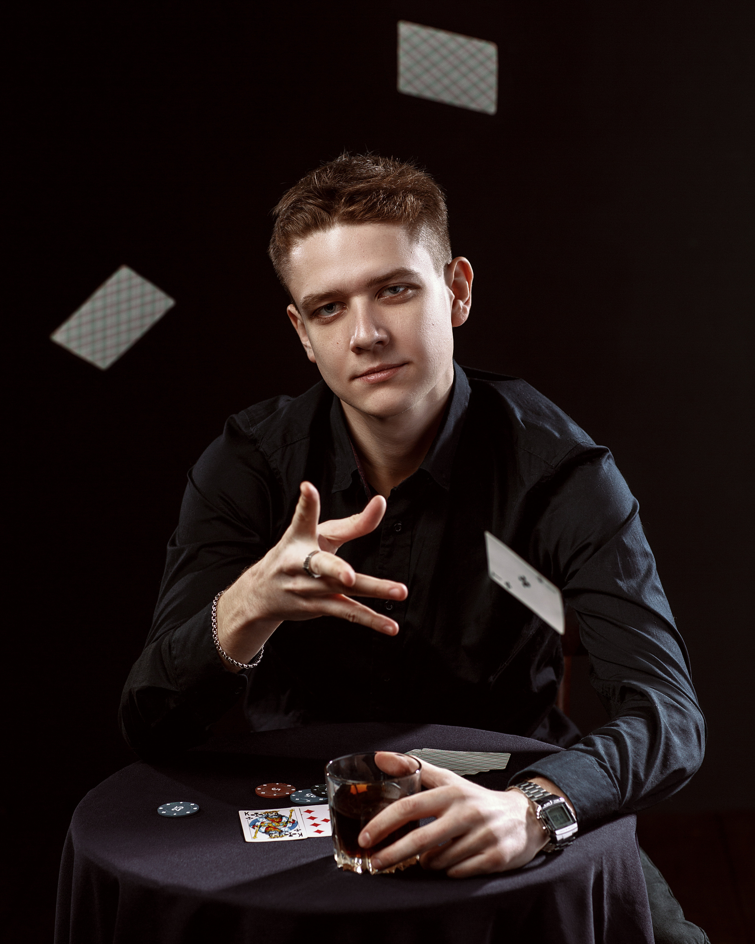 мужской портрет в студии на черном фоне