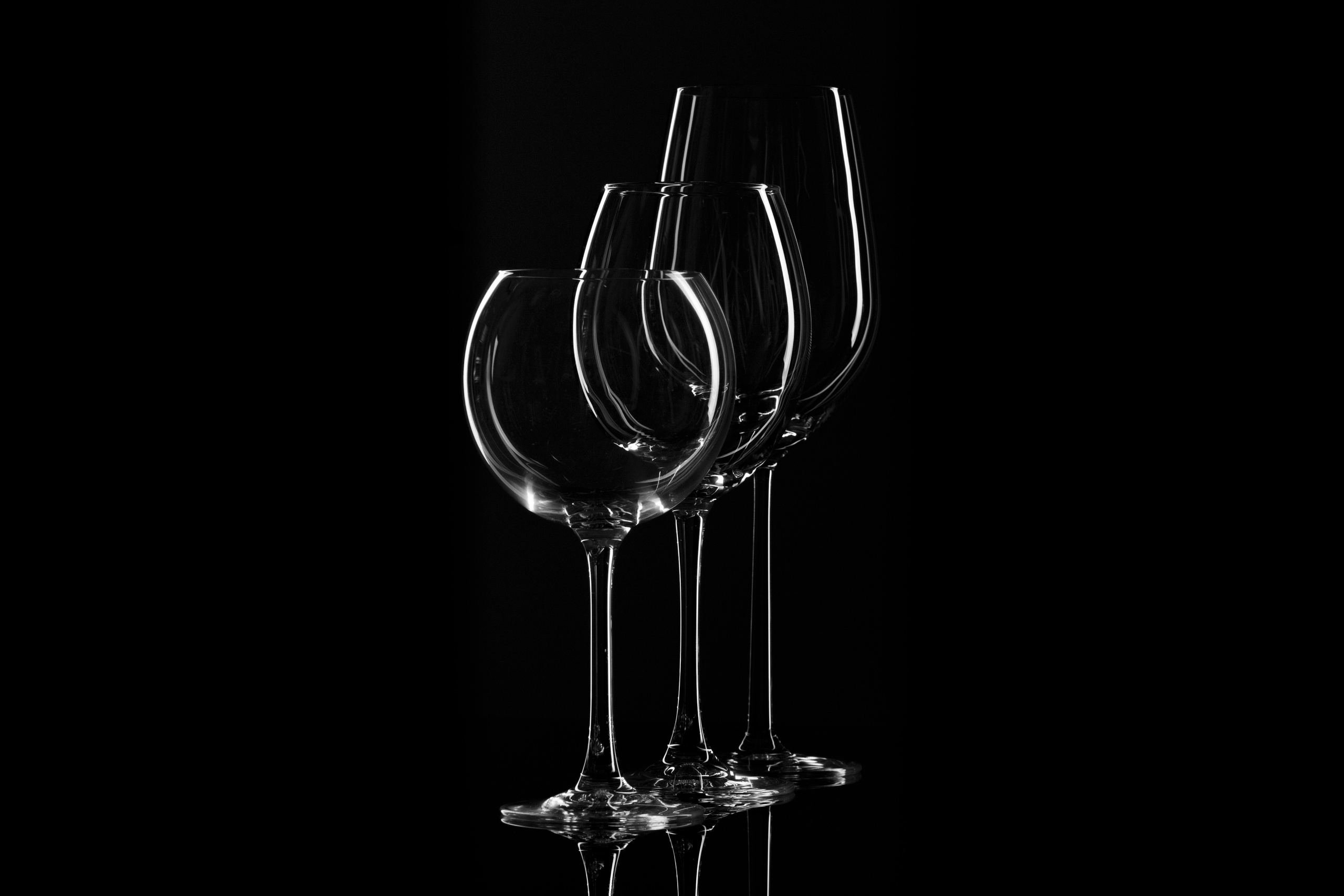 Предметная фотосъемка для трех прозрачных бокалов  в темной фотостудии