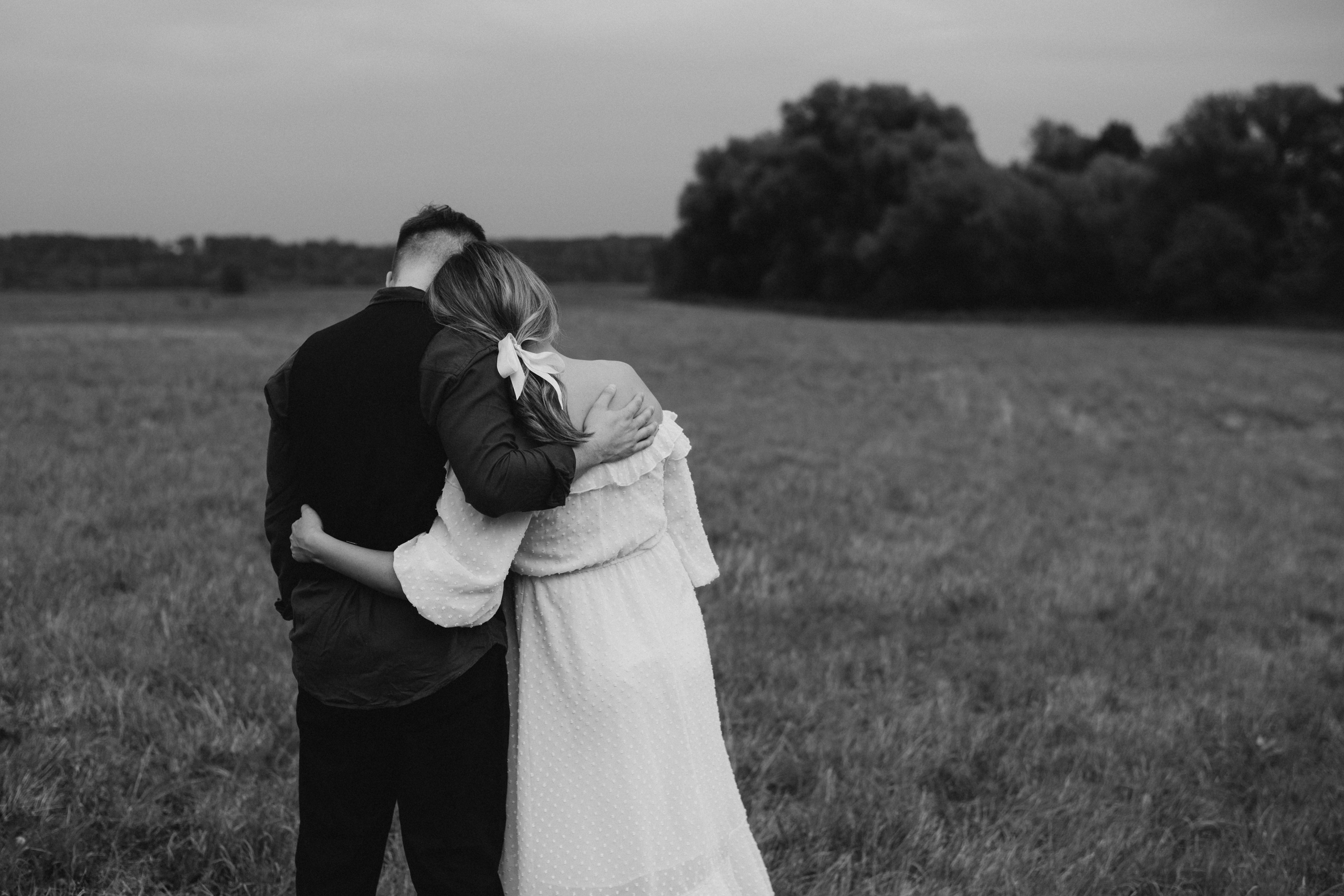 Фотосессия лавстори в поле