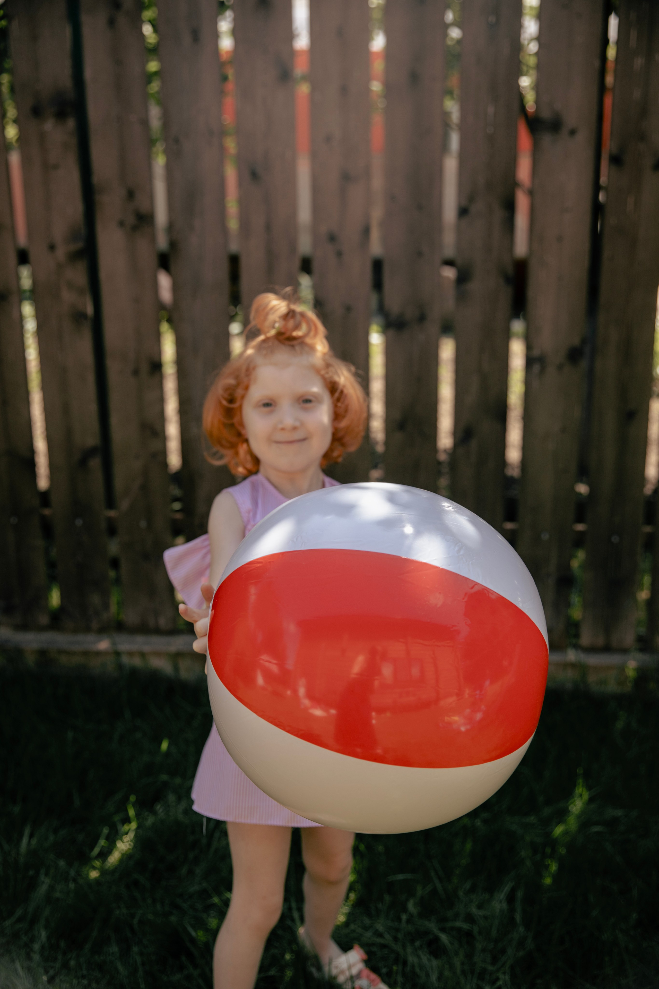 Летняя съемка девочки в саду, в бессейне, с шезлонгом, зонтиком и сахарной ватой. Фотограф новорожденных, детский фотограф  Москва.Семейная съемка Москва. Семенова Анна