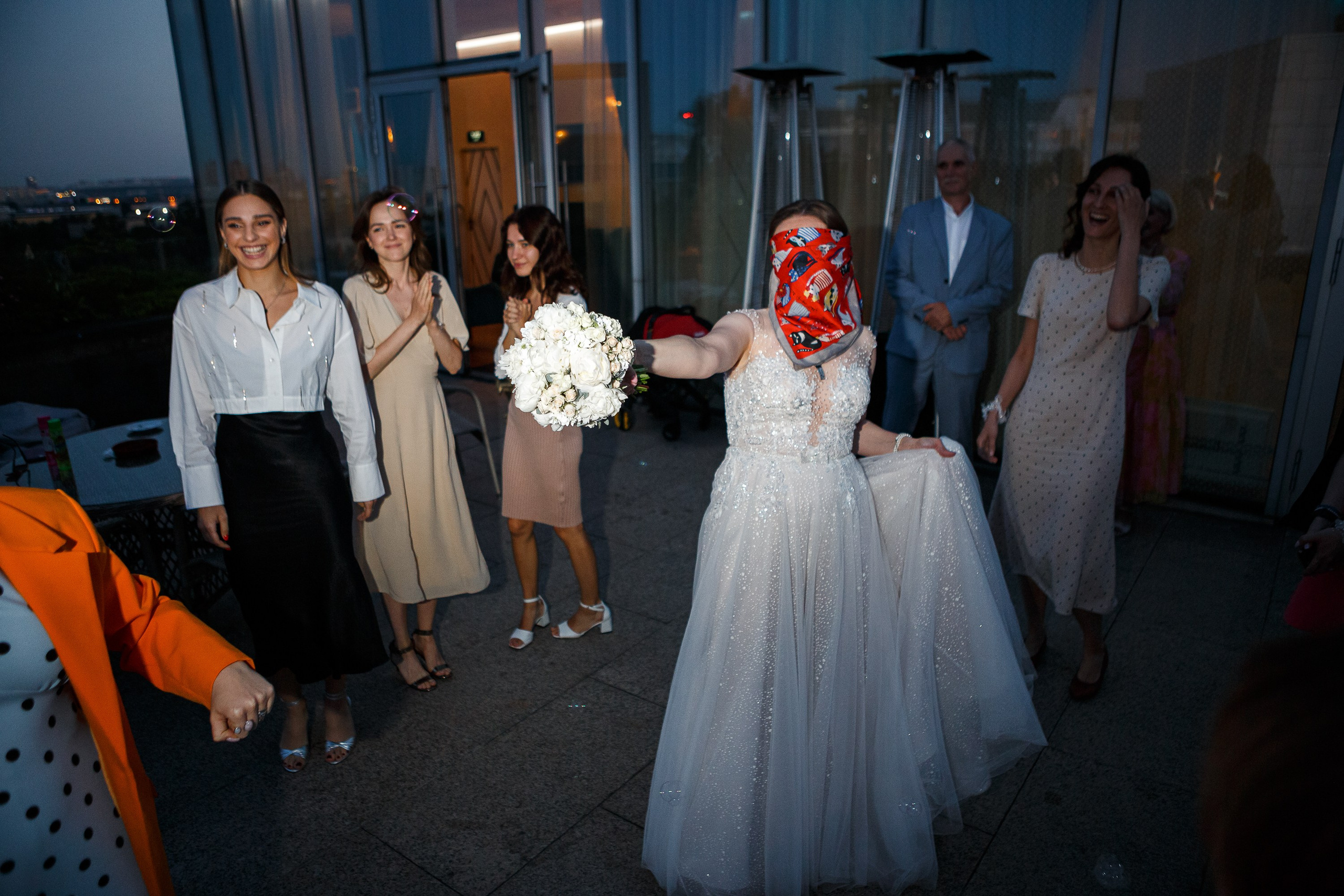 Невеста дает букет подружке.