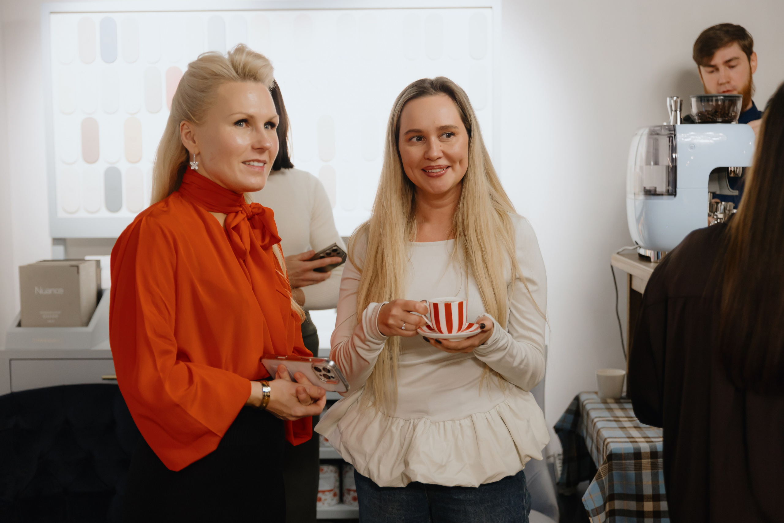 Предновогодний «Кофе-рейв» в L. DECO 17 декабря 2025 года. L. Deco интерьерный салон. Краски/обои/лепной декор