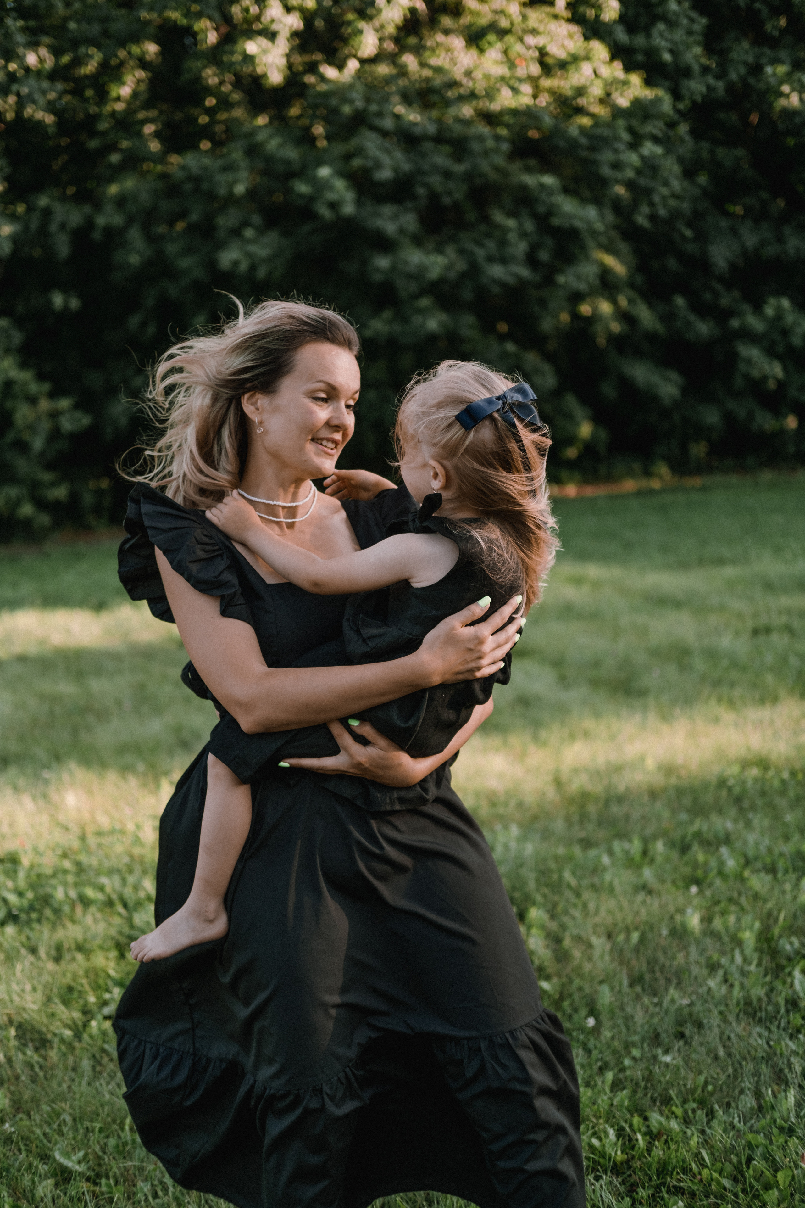 Фотосессия мамы и дочки на природе. Семейный фотограф в Москве Кристина Маркос
