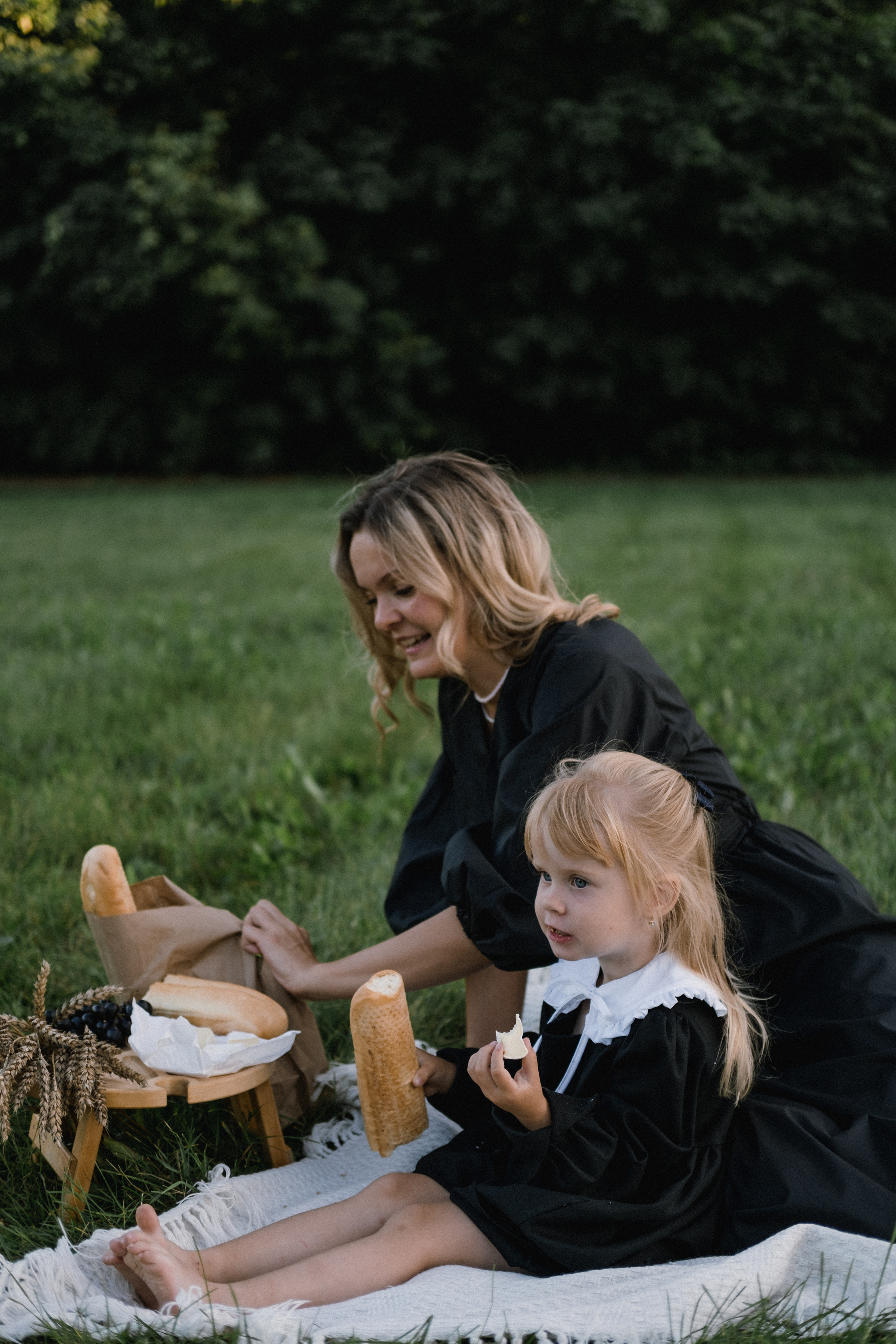 Фотосессия мамы и дочки на природе. Семейный фотограф в Москве Кристина Маркос