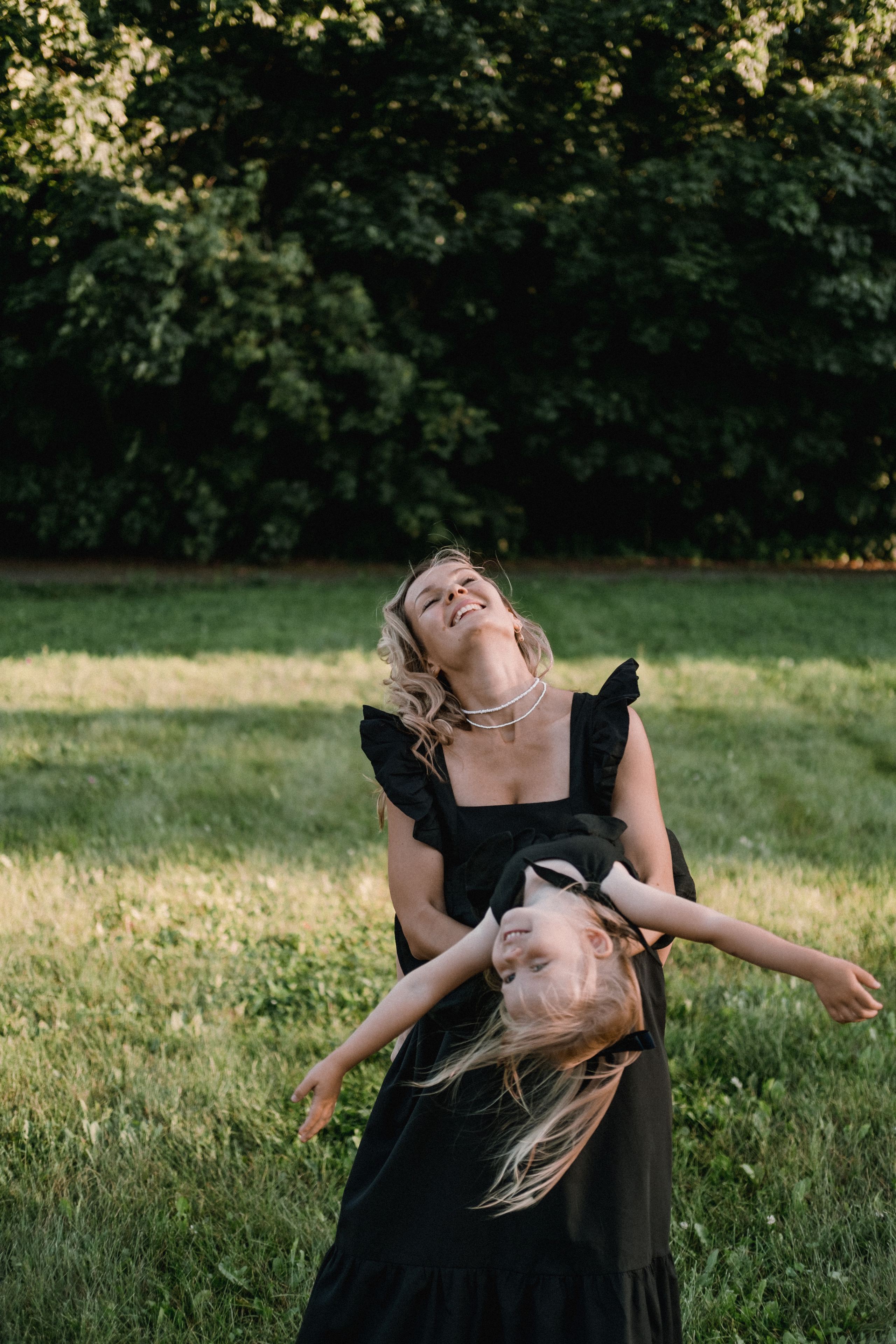Фотосессия мамы и дочки на природе. Семейный фотограф в Москве Кристина Маркос