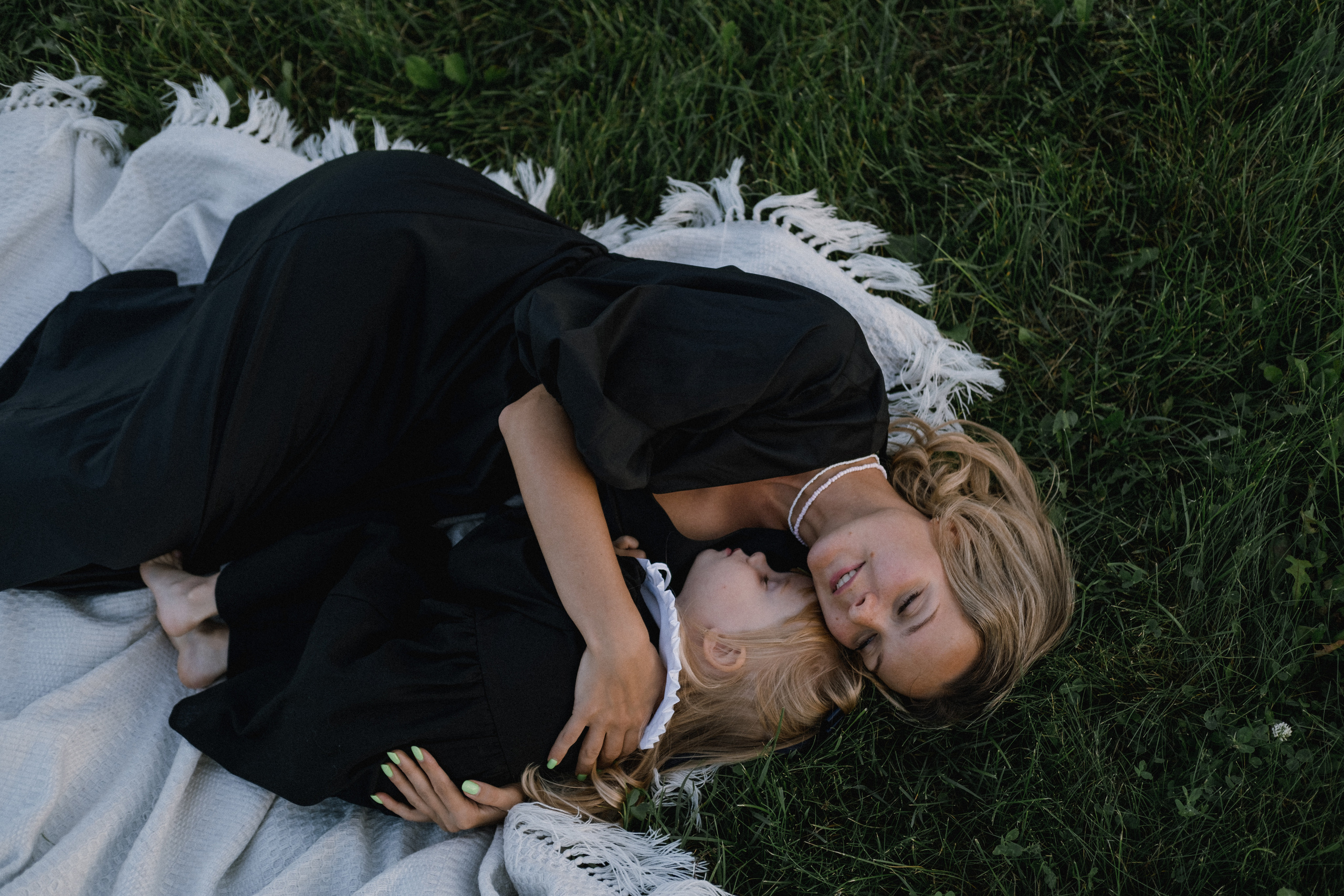 Фотосессия мамы и дочки на природе. Семейный фотограф в Москве Кристина Маркос