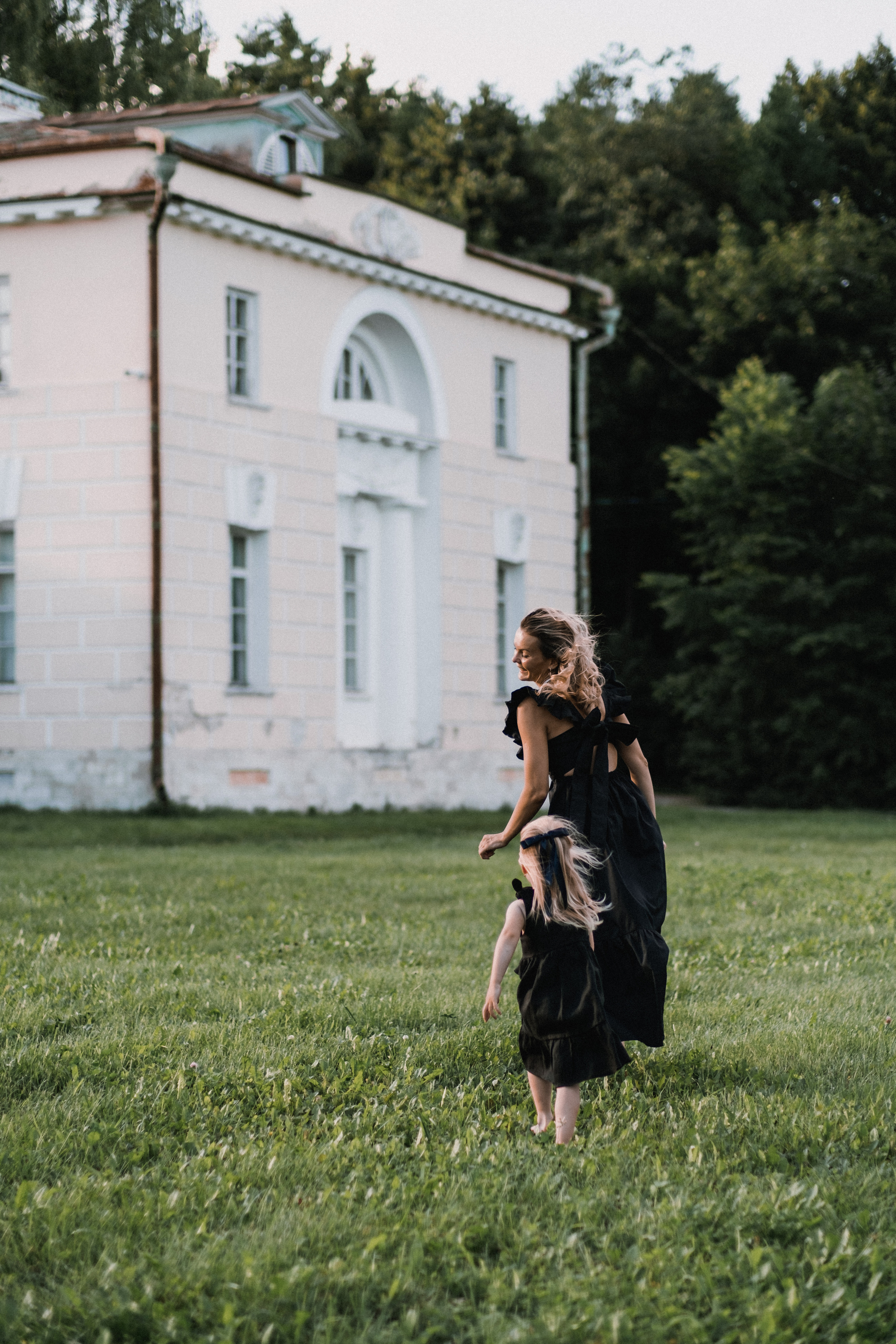 Фотосессия мамы и дочки на природе. Семейный фотограф в Москве Кристина Маркос