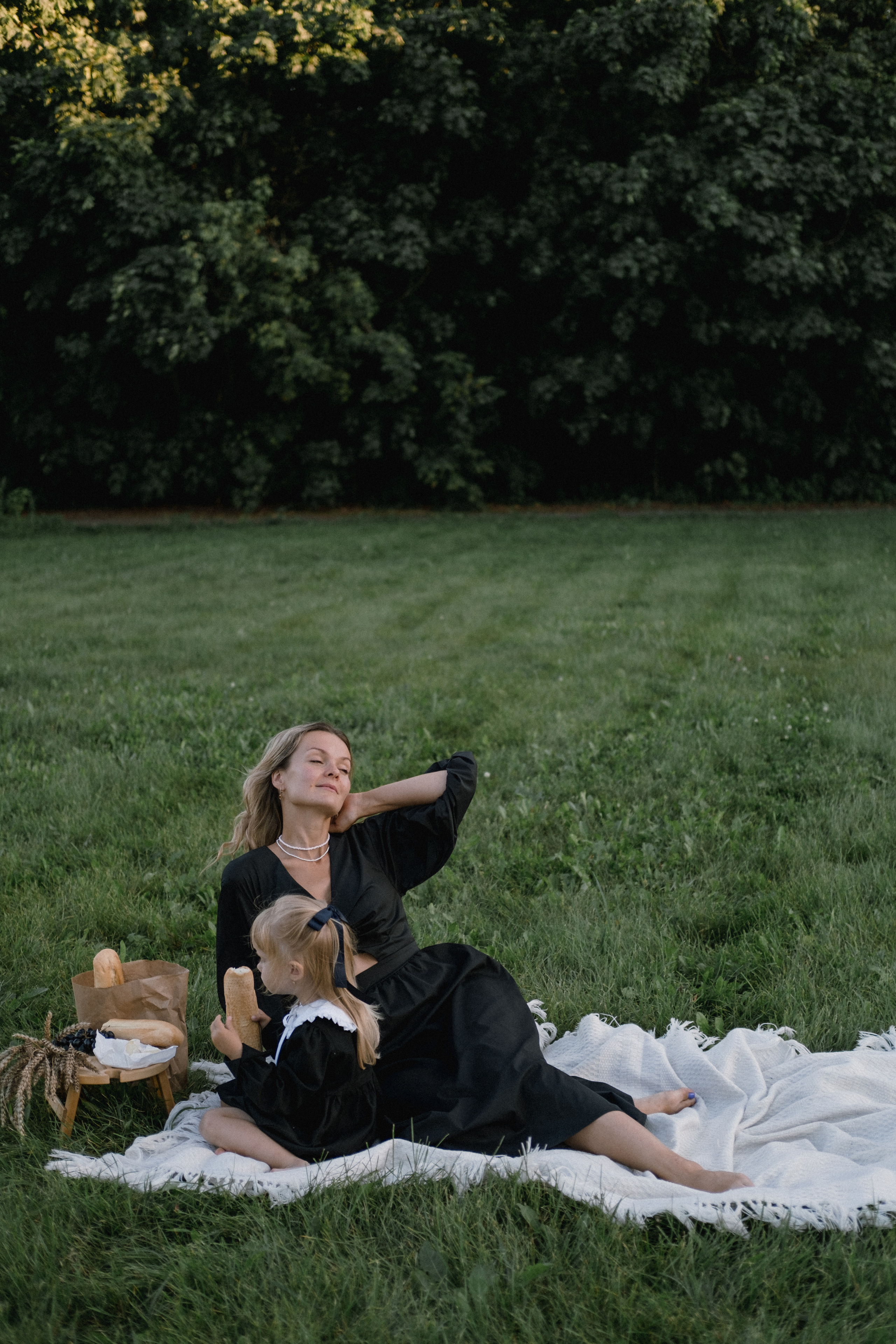 Фотосессия мамы и дочки на природе. Семейный фотограф в Москве Кристина Маркос