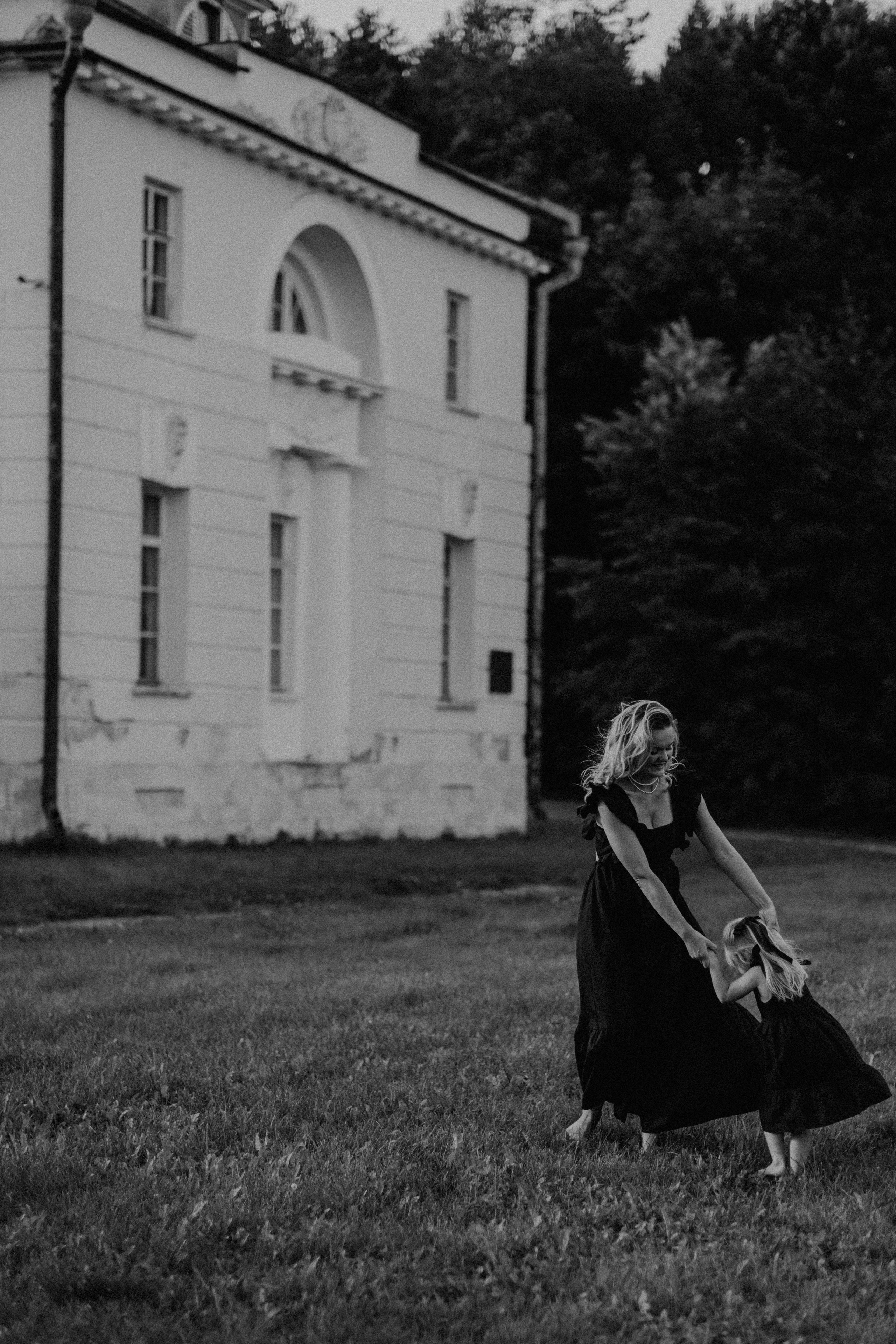 Фотосессия мамы и дочки на природе. Семейный фотограф в Москве Кристина Маркос