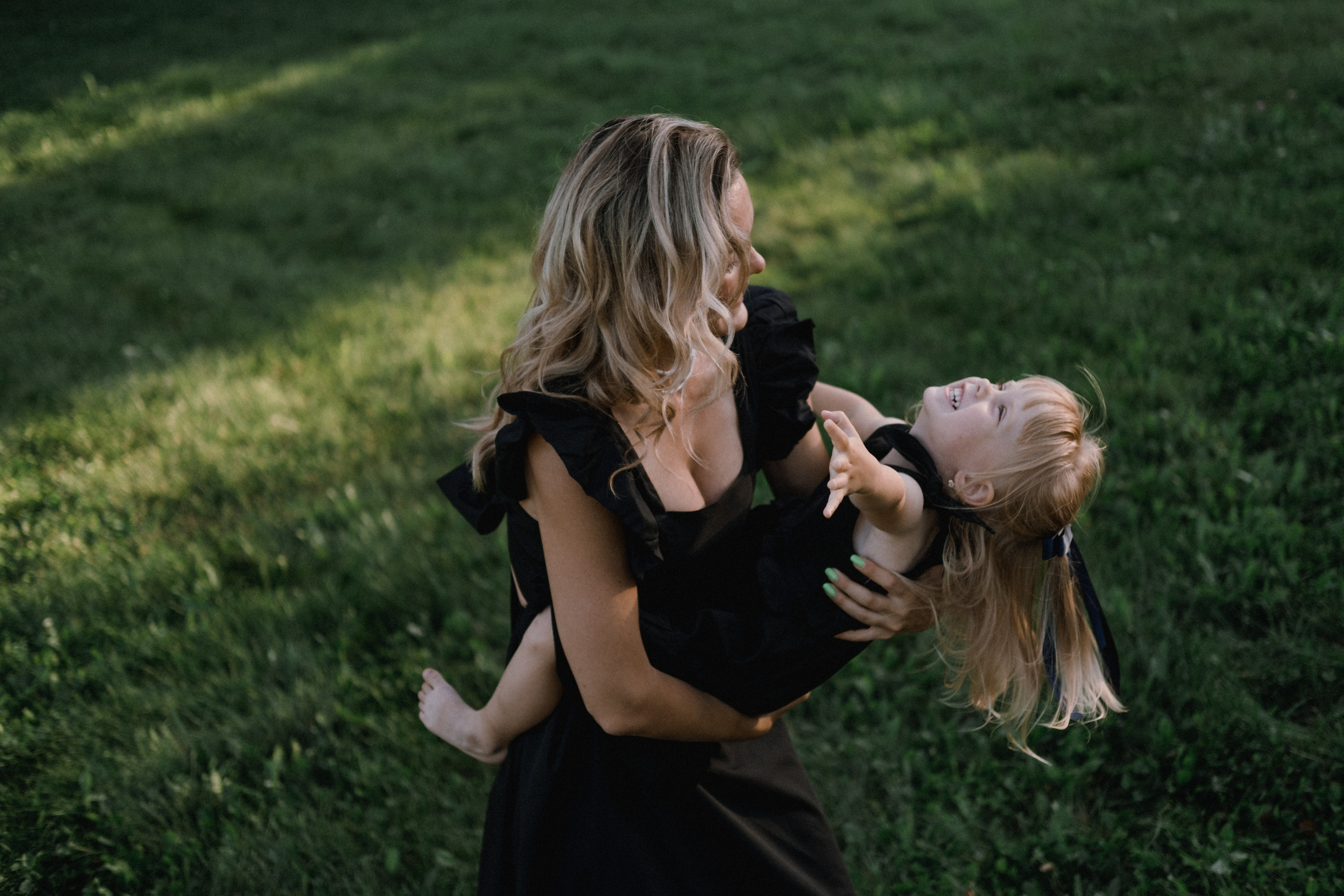 Фотосессия мамы и дочки на природе. Семейный фотограф в Москве Кристина Маркос