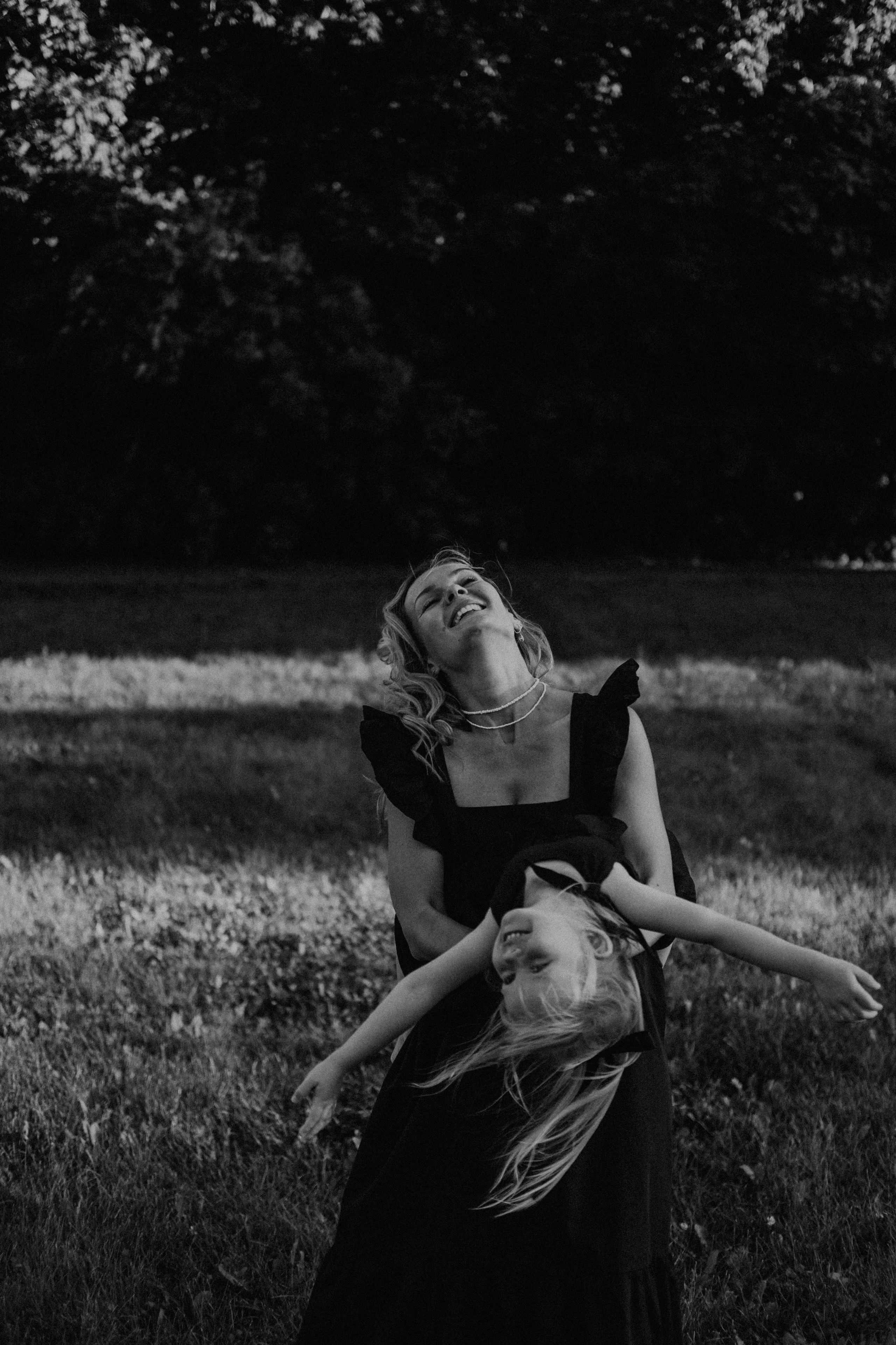 Фотосессия мамы и дочки на природе. Семейный фотограф в Москве Кристина Маркос