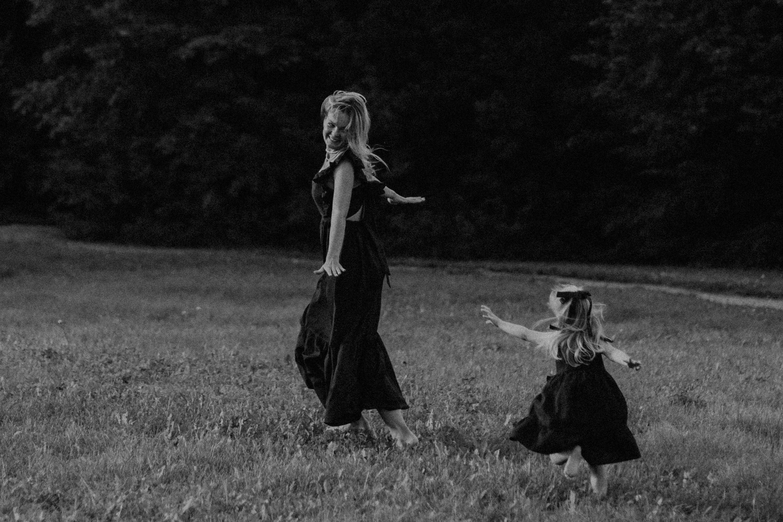 Фотосессия мамы и дочки на природе. Семейный фотограф в Москве Кристина Маркос