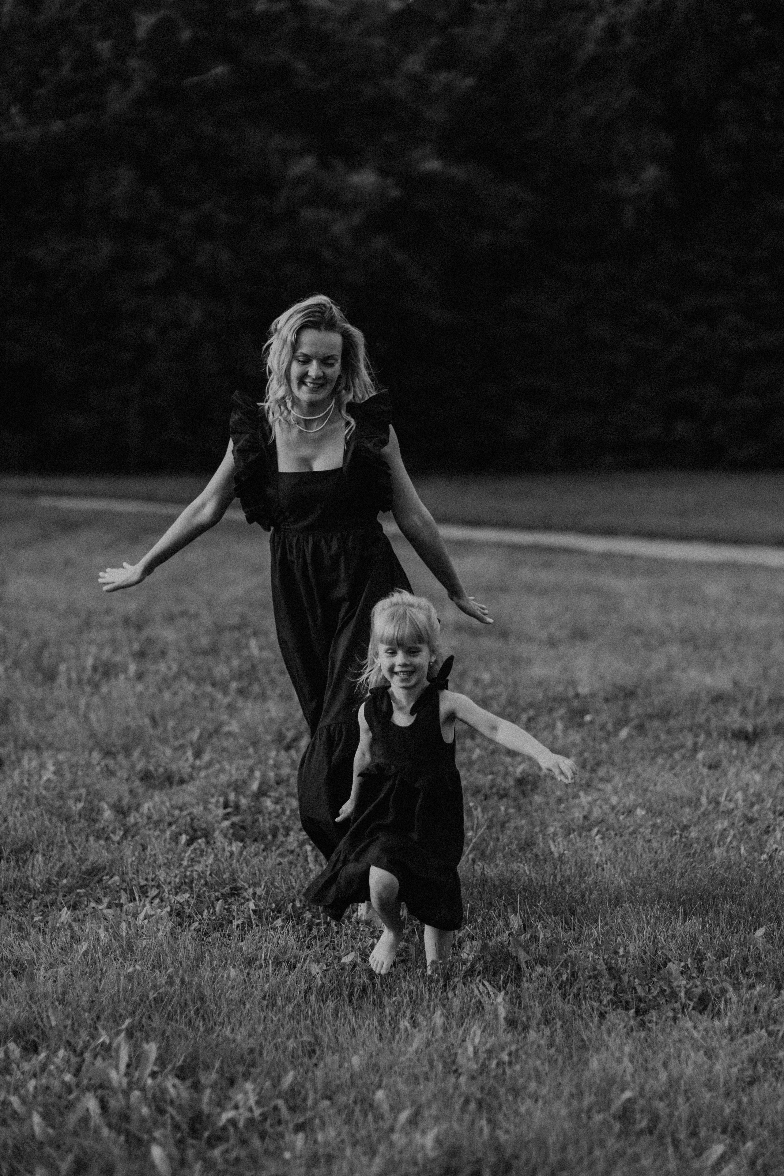 Фотосессия мамы и дочки на природе. Семейный фотограф в Москве Кристина Маркос