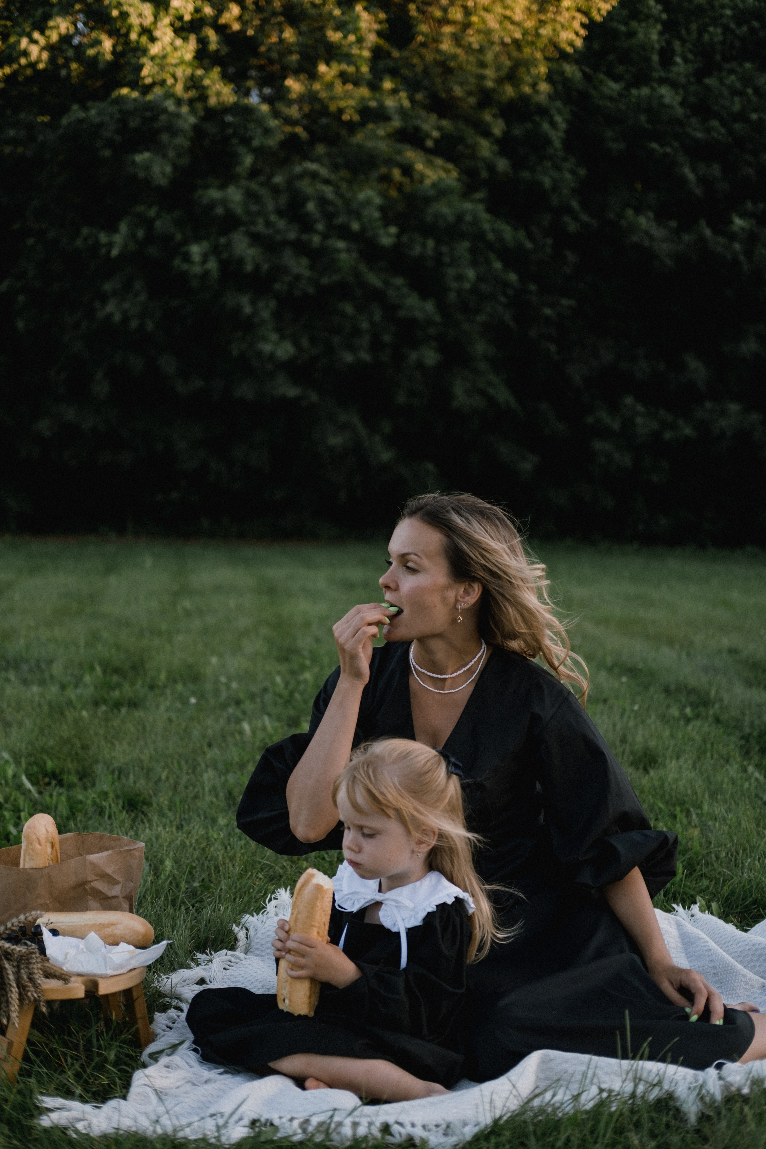 Фотосессия мамы и дочки на природе. Семейный фотограф в Москве Кристина Маркос