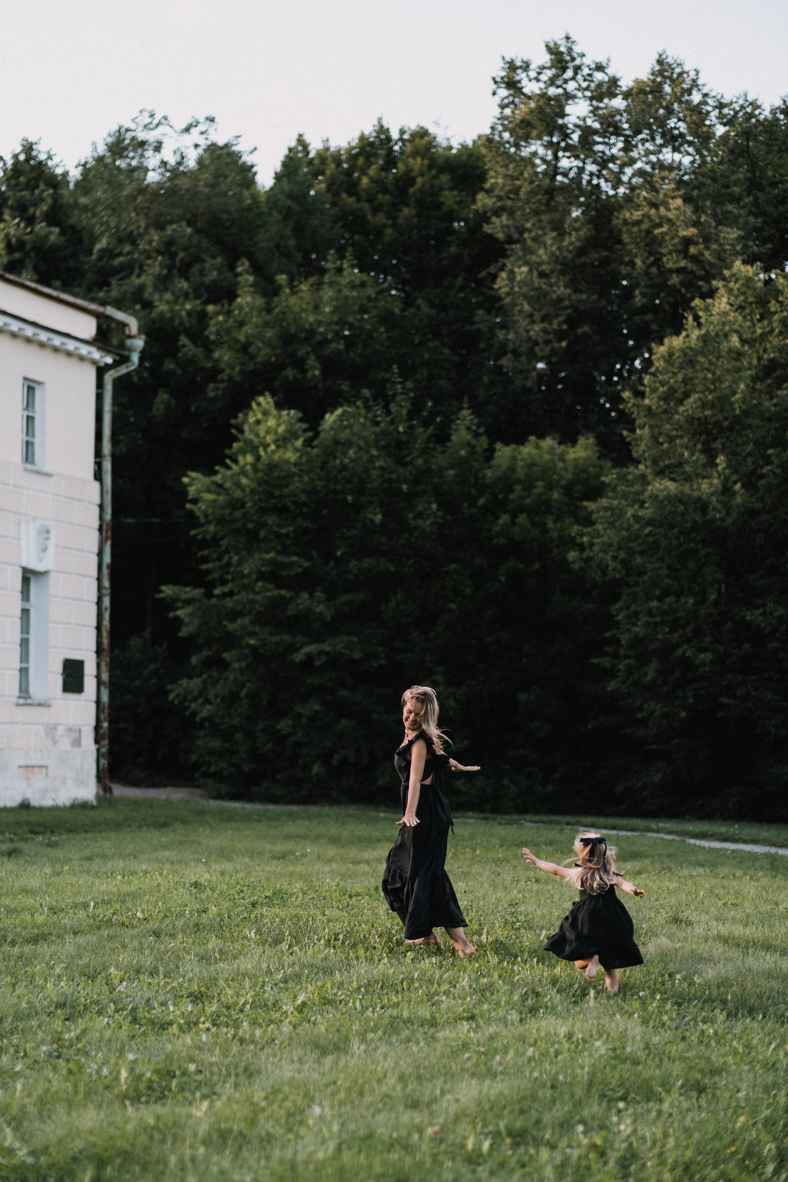 Фотосессия мамы и дочки на природе. Семейный фотограф в Москве Кристина Маркос