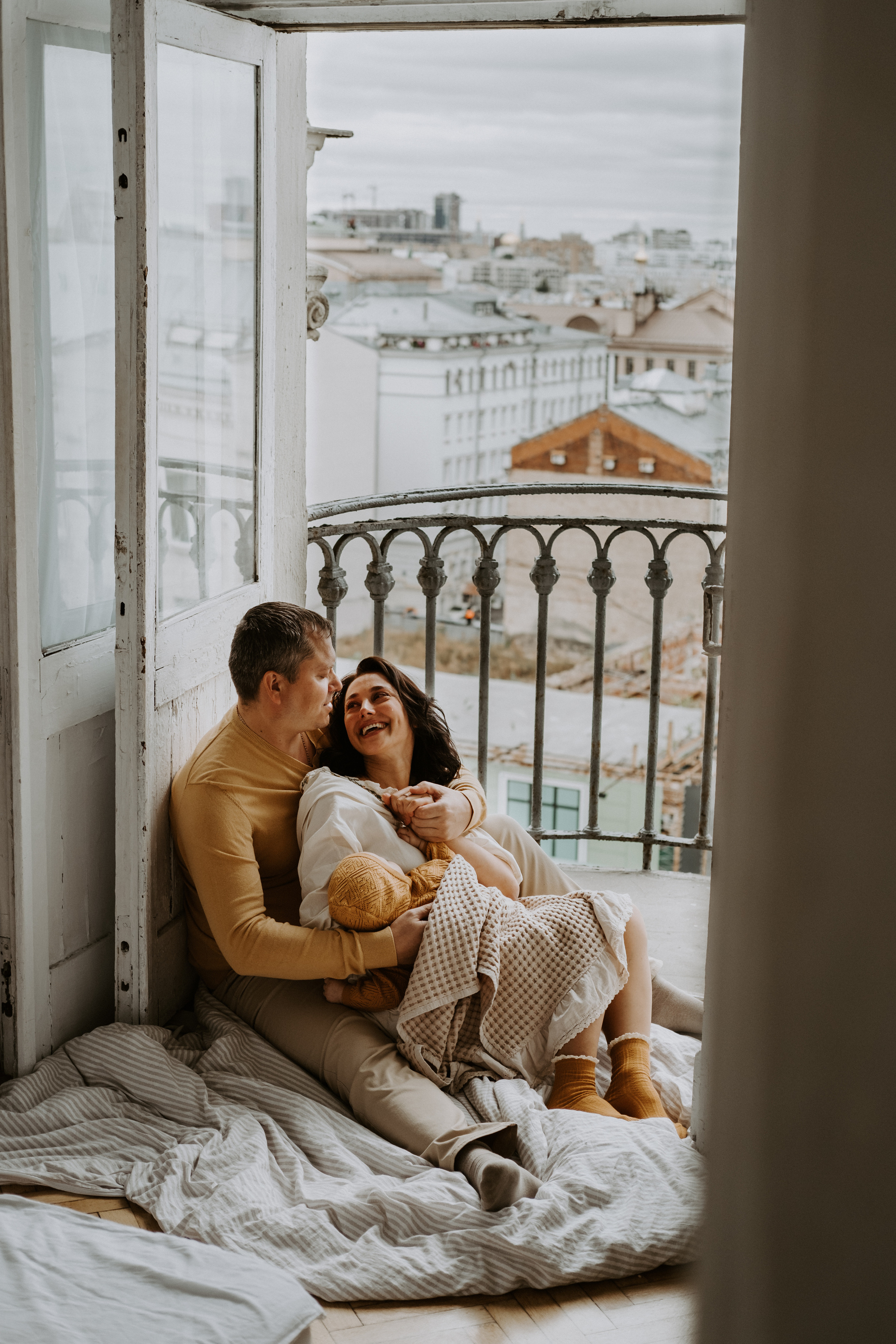 семья на балконе в французском стиле