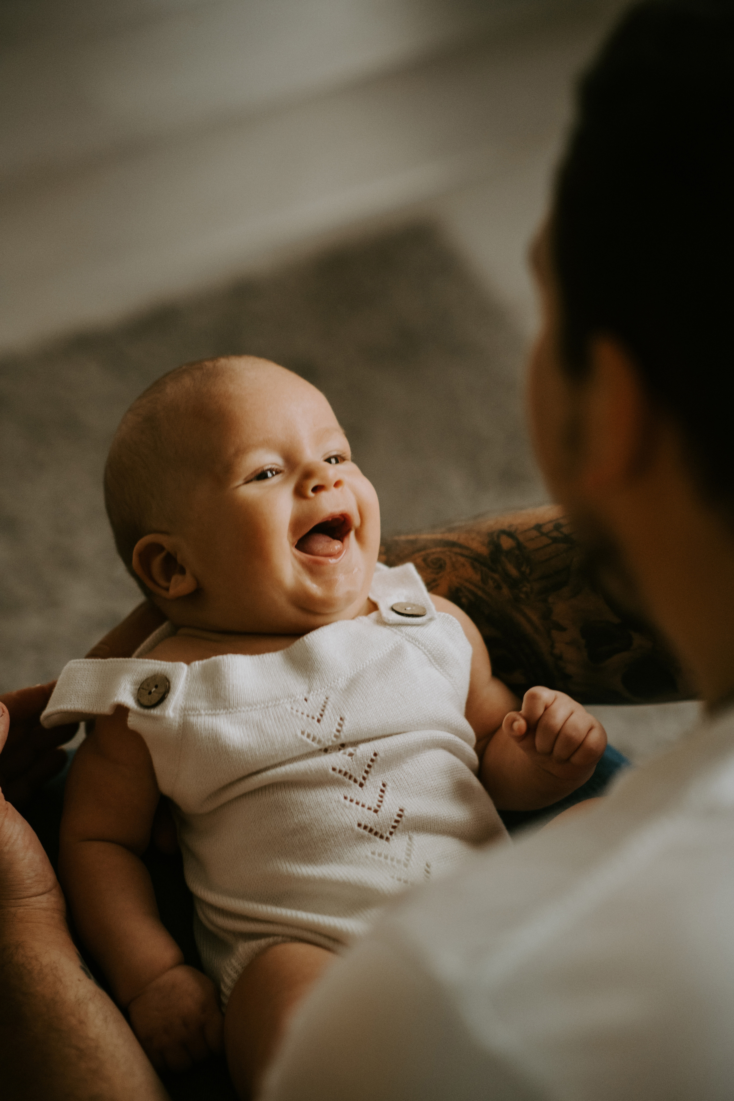 новорожденный малыш у папы на руках