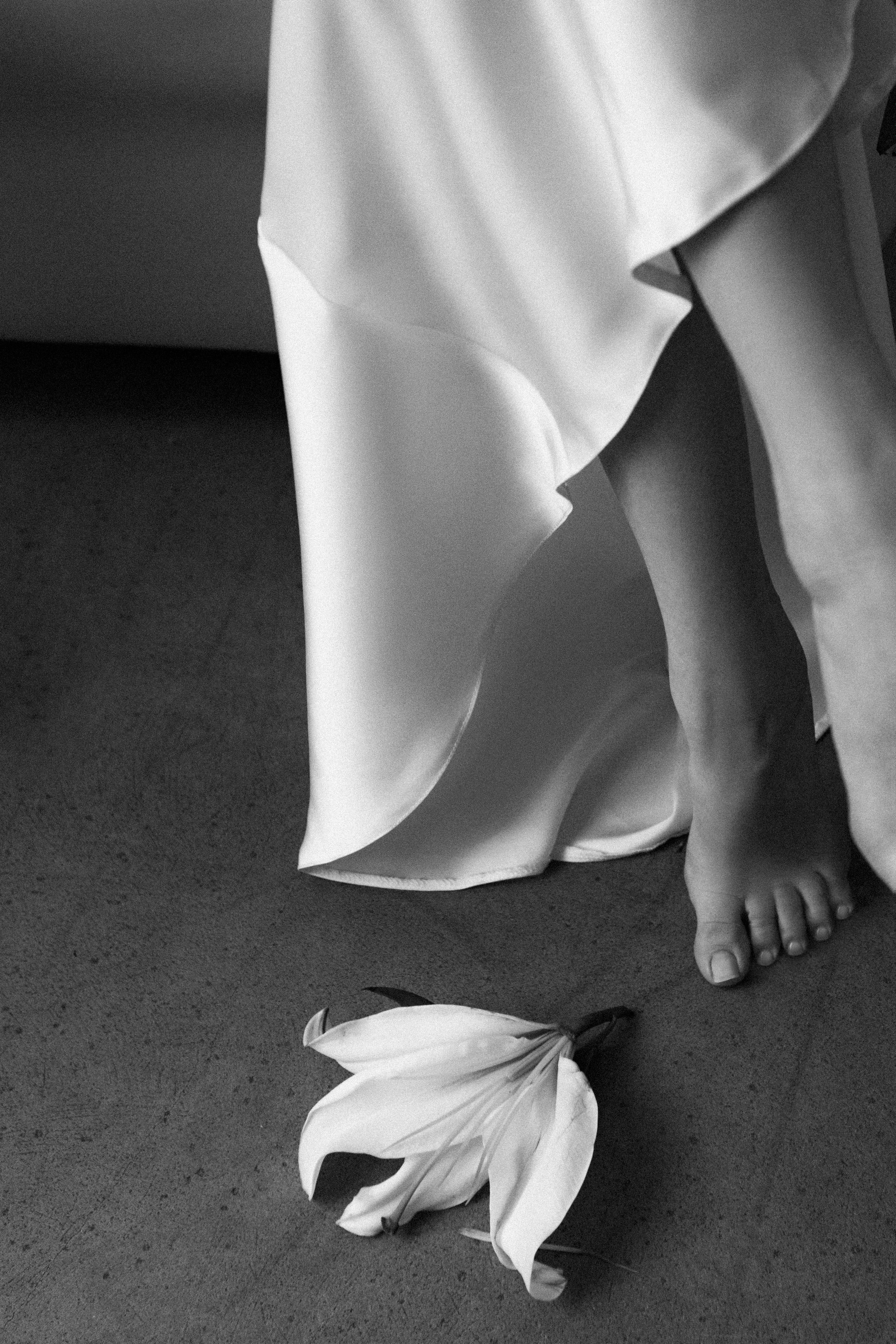 Арина. Фотосессия чб с лилиями в белой студии. Фотограф в Москве Ольга Сатони