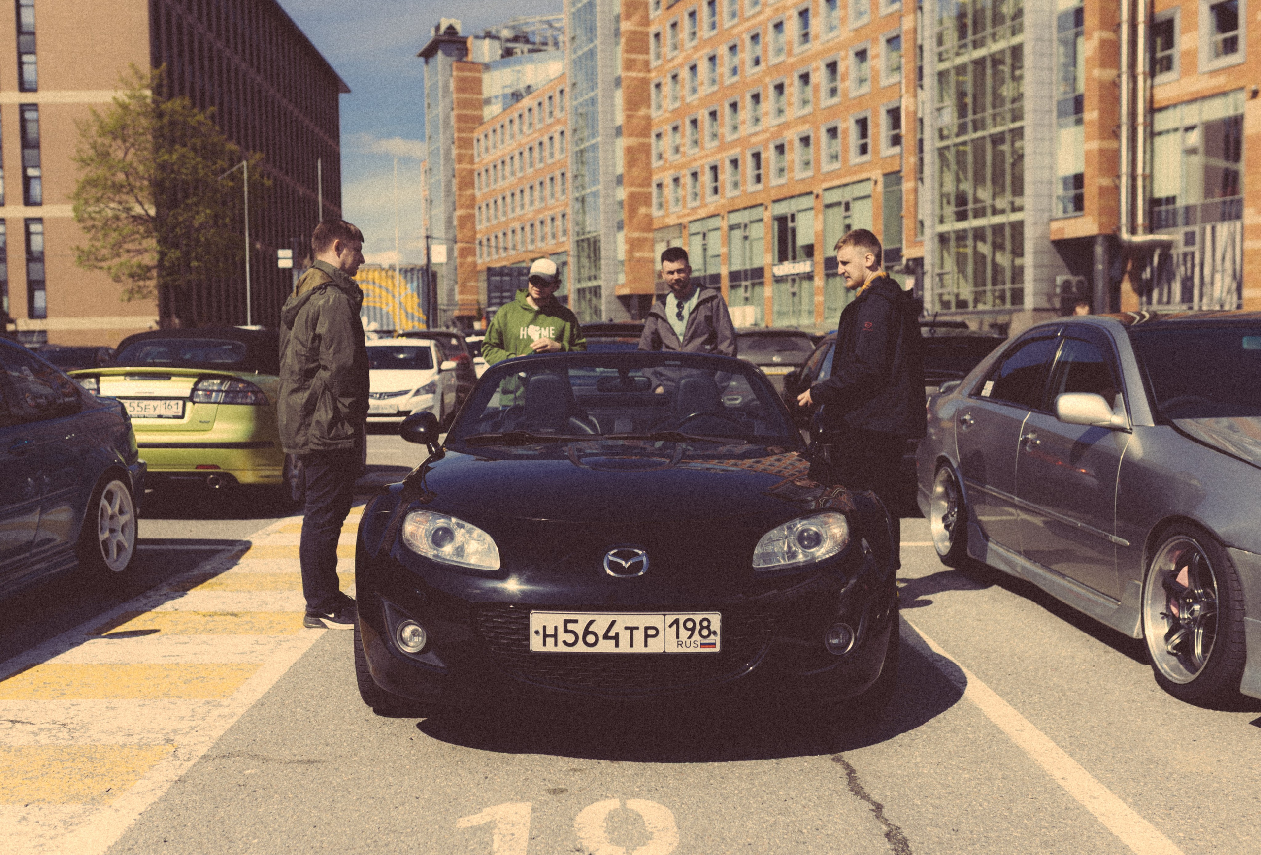 CARS and COFFE. Happiness is in the moments