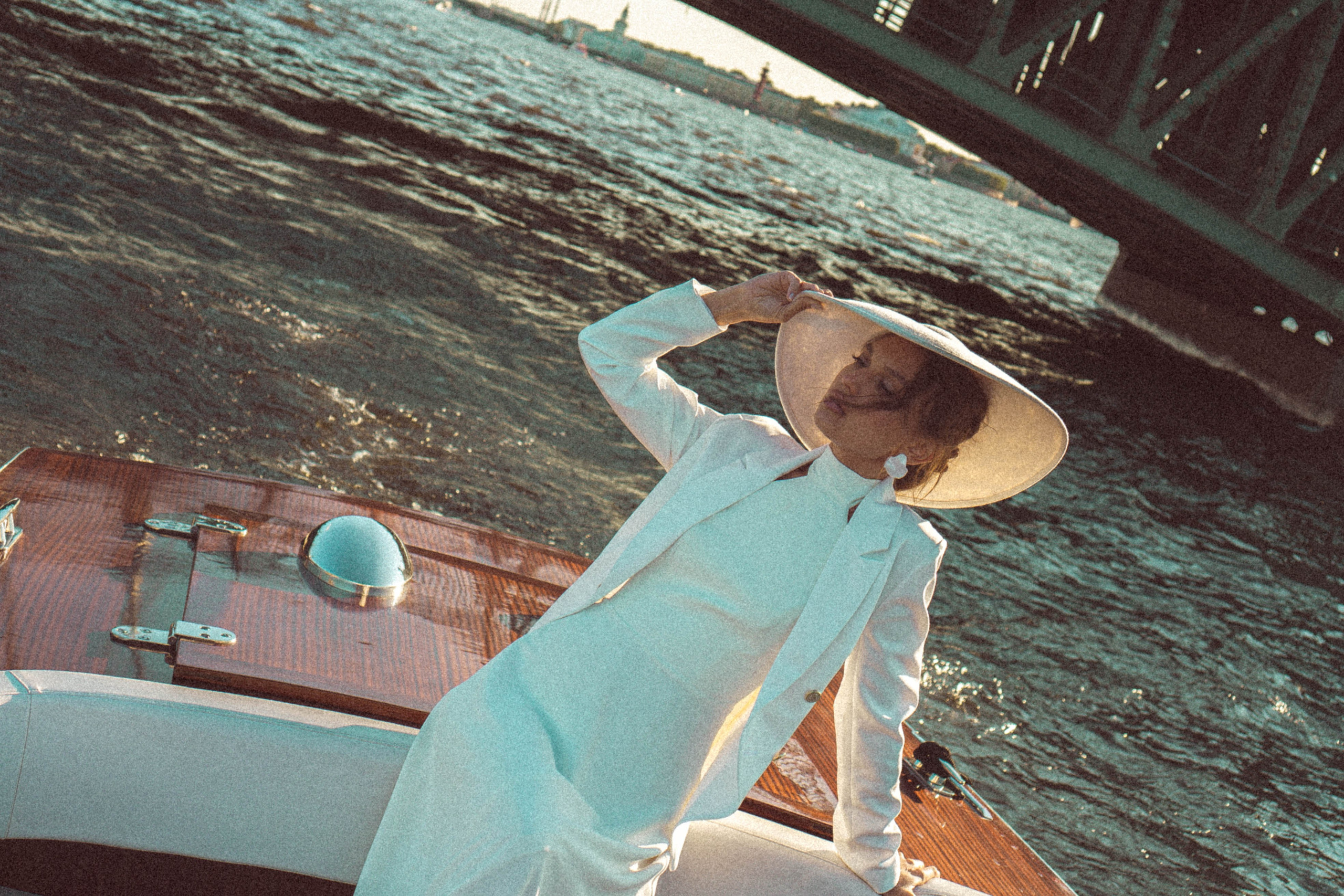 СВАДЕНБНАЯ СЬЕМКА НА КАТЕРЕ ПО КАНАЛАМ САНКТ-ПЕТЕРБУРГА И В АКВАТОРИИ НЕВЫ. Профессиональный фотограф, Санкт-Петербург — Виктория Богомолова