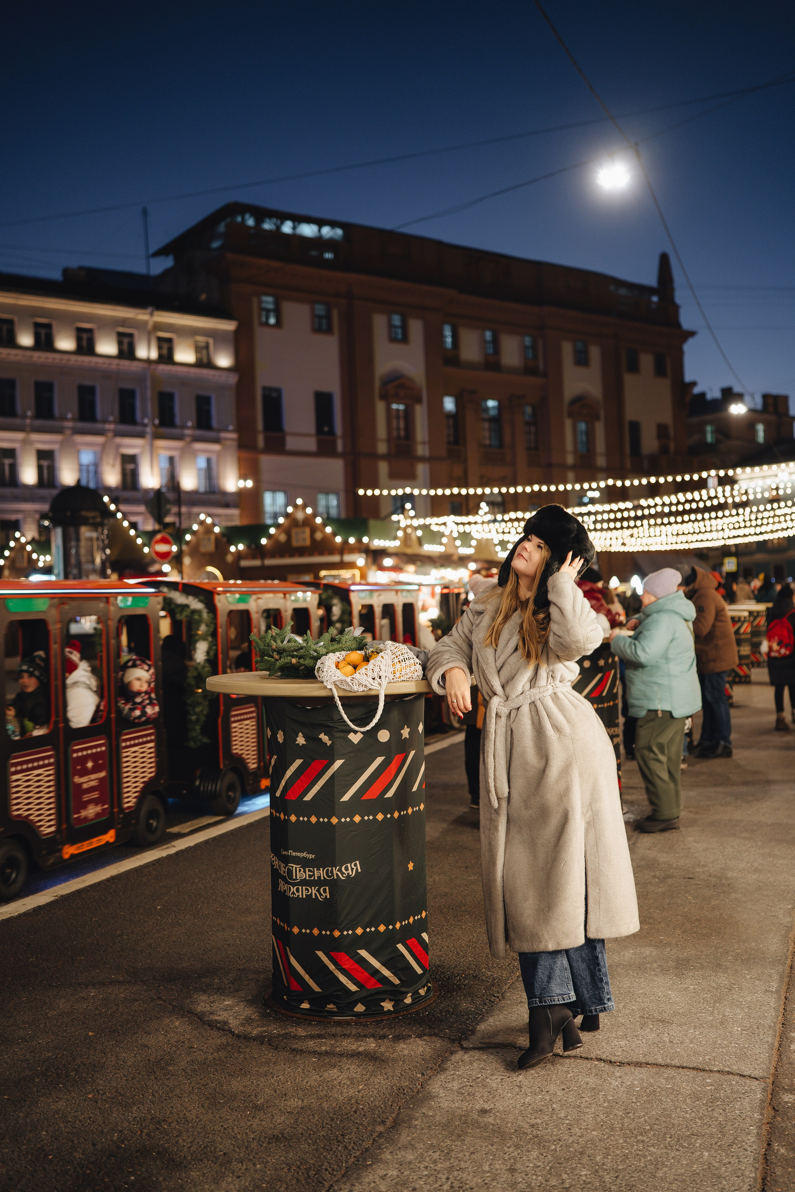 ПРОГУЛКА НА МАНЕЖНОЙ ПЛОЩАДИ ДЛЯ ДЕВУШКИ ПЕРЕД НОВЫМ ГОДОМ (НОВОГОДНЯЯ ФОТОСЕССИИЯ НА МАНЕЖНОЙ ПЛОЩАДИ). Профессиональный фотограф, Санкт-Петербург — Виктория Богомолова