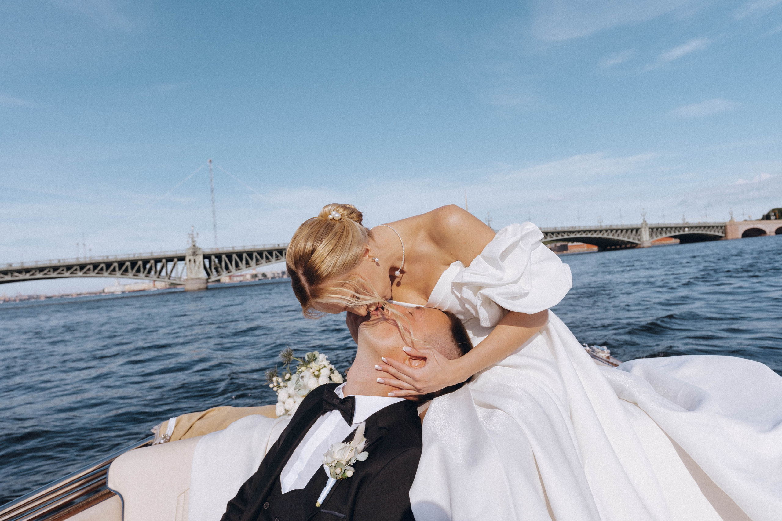 СВАДЕНБНАЯ СЬЕМКА НА КАТЕРЕ ПО КАНАЛАМ САНКТ-ПЕТЕРБУРГА И В АКВАТОРИИ НЕВЫ. Профессиональный фотограф, Санкт-Петербург — Виктория Богомолова