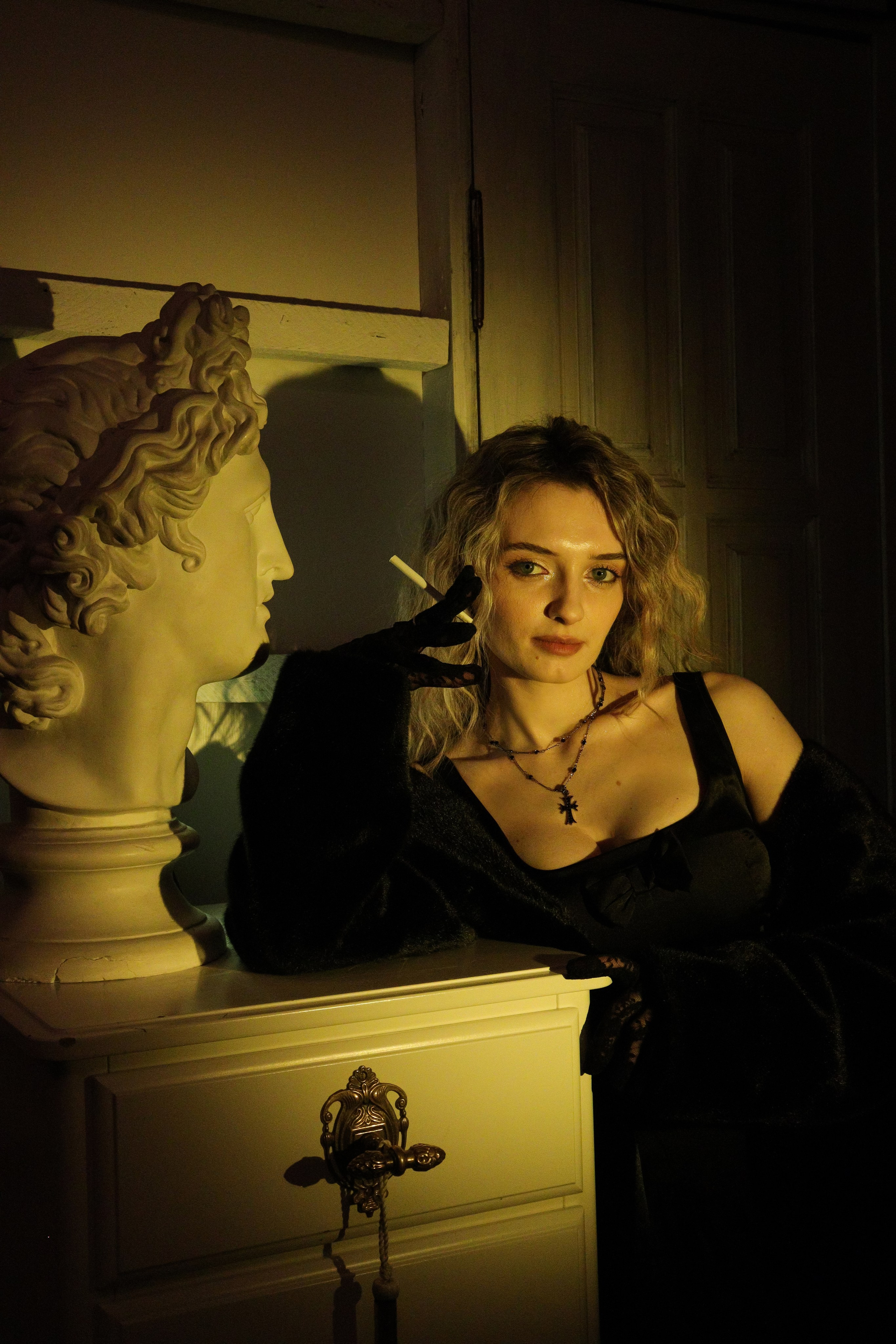 В свете старой лампы. 