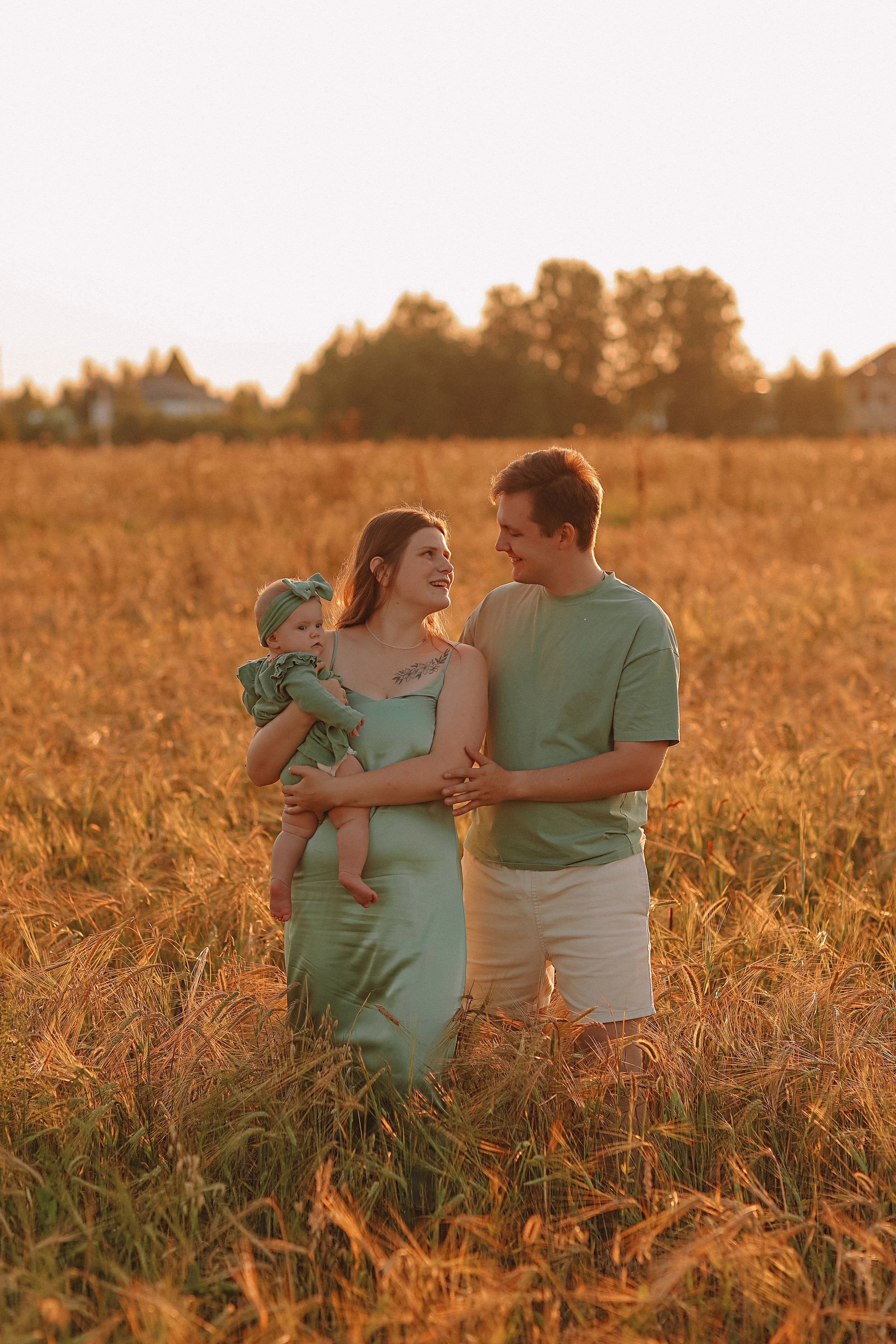 Закатное поле семейная. Семейный фотограф Тюмень, фотограф на роды Салмина Мария