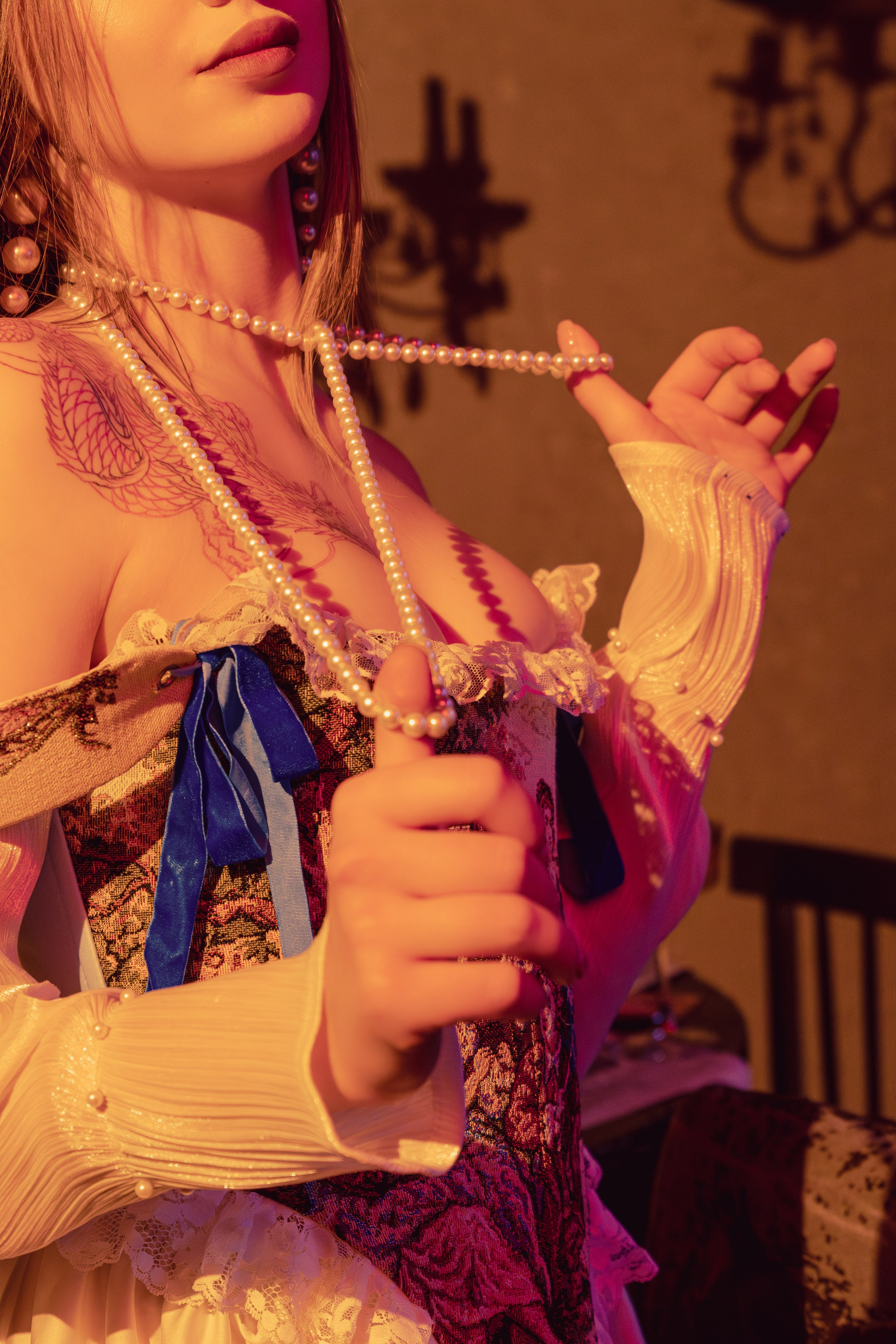 Винтажные кадры обнажённой натуры в атмосфере старинного бара. Уникальные фотографии, передающие дух времени.