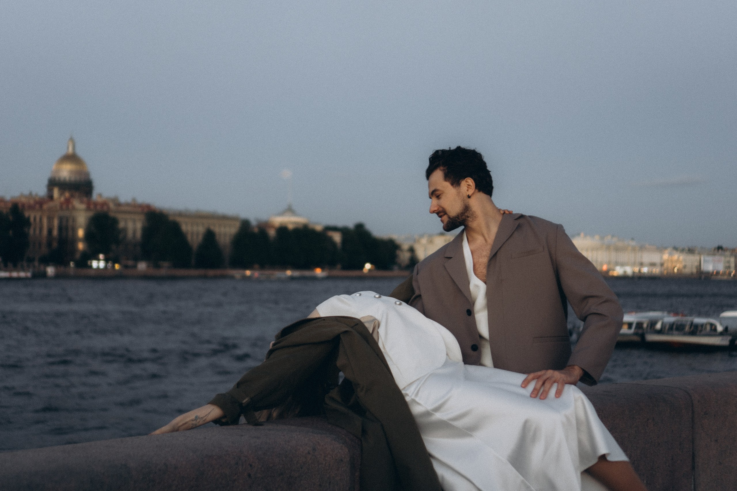 СВАДЕБНАЯ СЬЕМКА ПАРЫ НА РАССВЕТЕ В БЕЛЫЕ НОЧИ И ПРОГУЛКА С РАЗВОДНЫМИ МОСТАМИ И ПИКНИК ВОЗЛЕ ИСАКИЕВСКОГО СОБОРА. Профессиональный фотограф, Санкт-Петербург — Виктория Богомолова