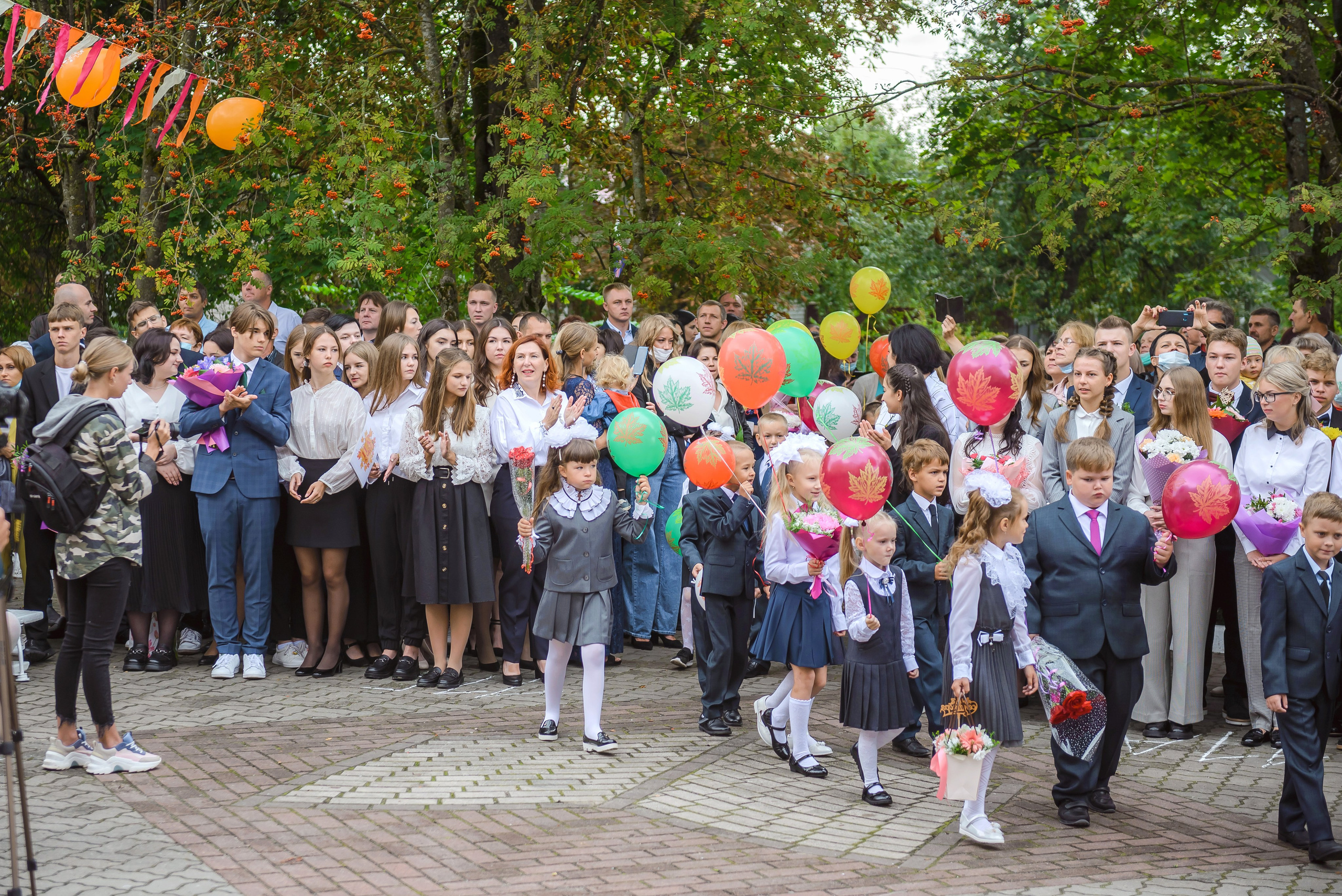 Линейка 11-е классы 2023. Фотограф Галина Лисанова, г. Брянск