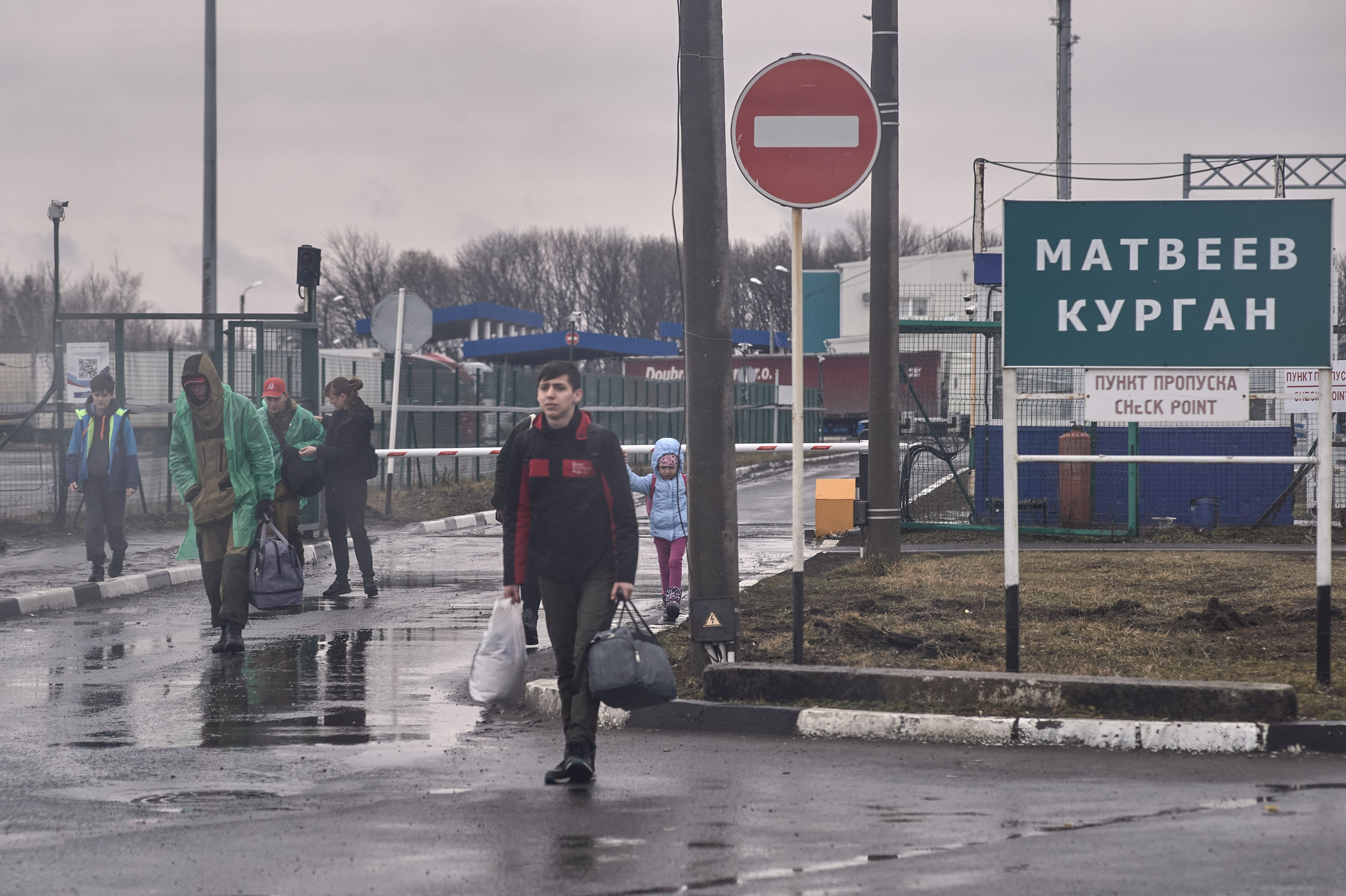 Refugees cross a border checkpoint at the Russia-Donetsk border in Avilo-Uspenka village, Rostov region, on the day of Russia's full-scale invasion of Ukraine, February 24, 2022.