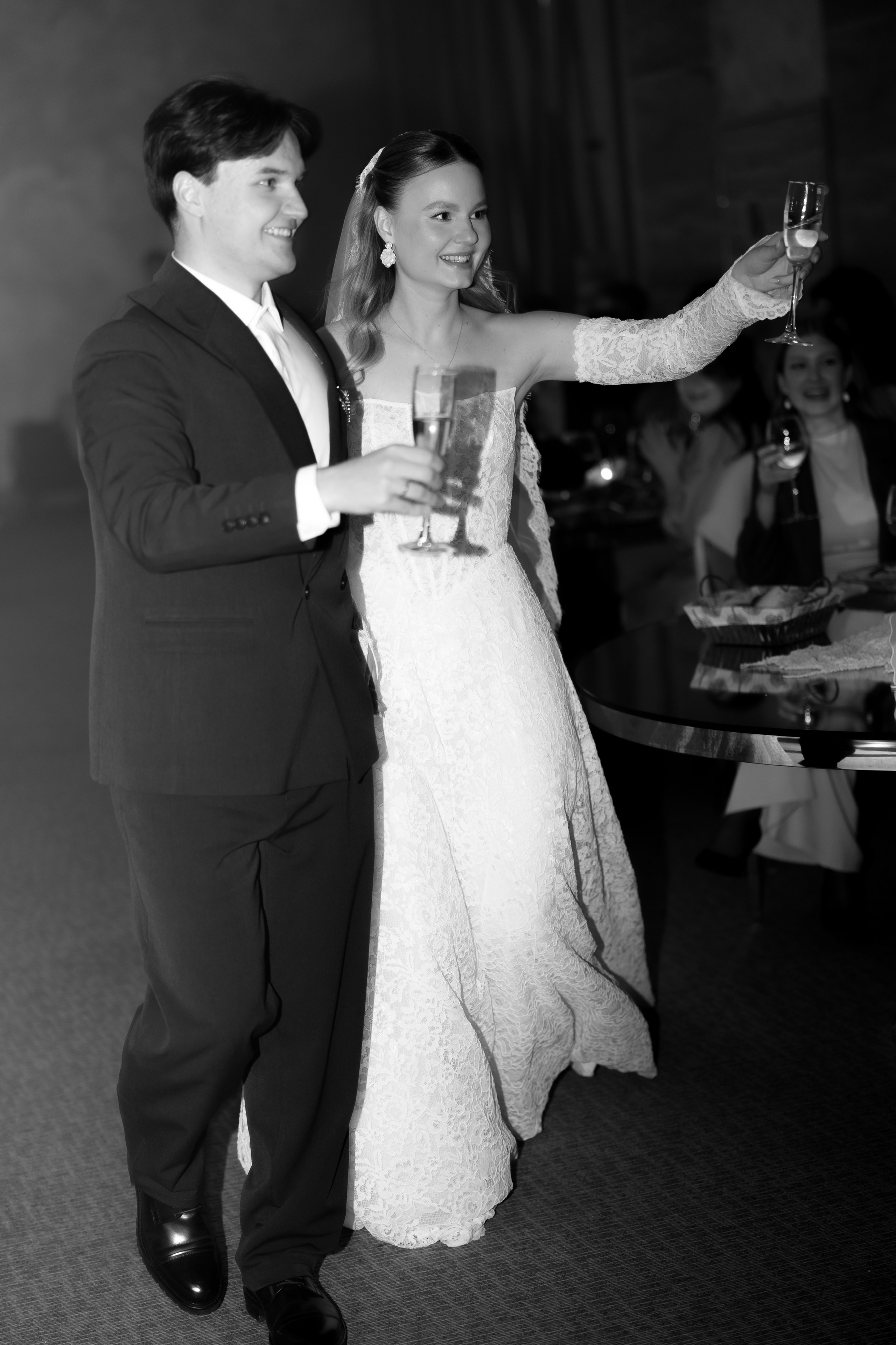 Таня и Тимур, утренние сборы в квартире и свадебный ужин. Фотограф любви в городе Казань