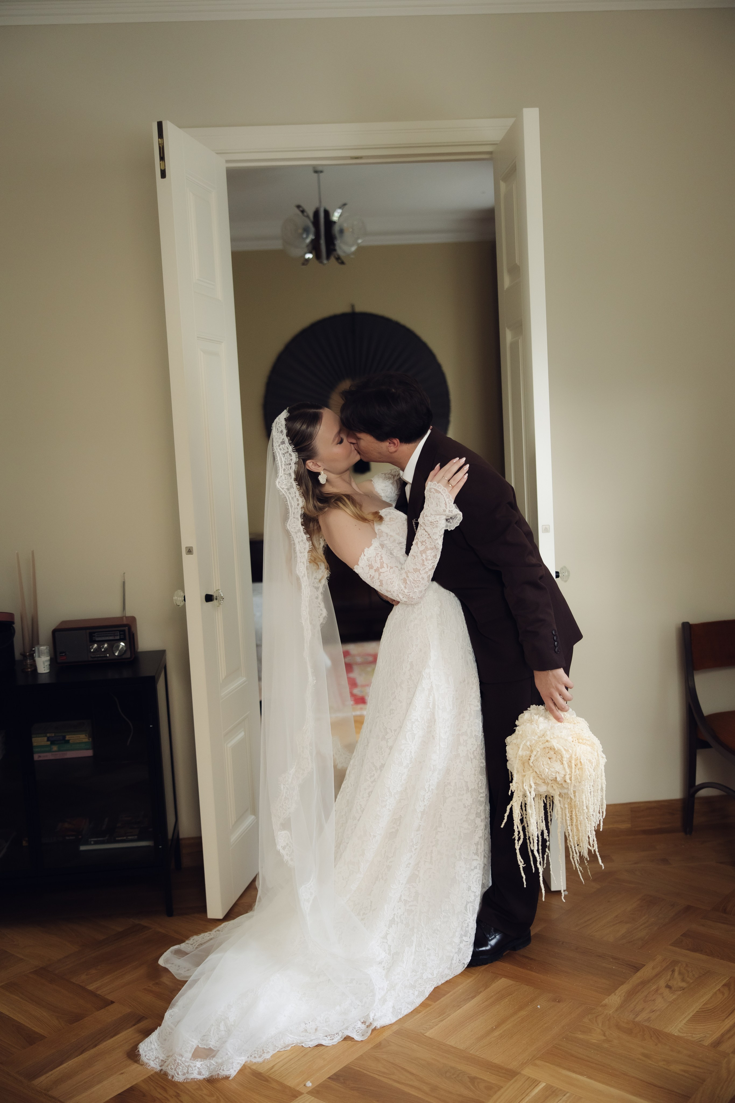 Таня и Тимур, утренние сборы в квартире и свадебный ужин. Фотограф любви в городе Казань