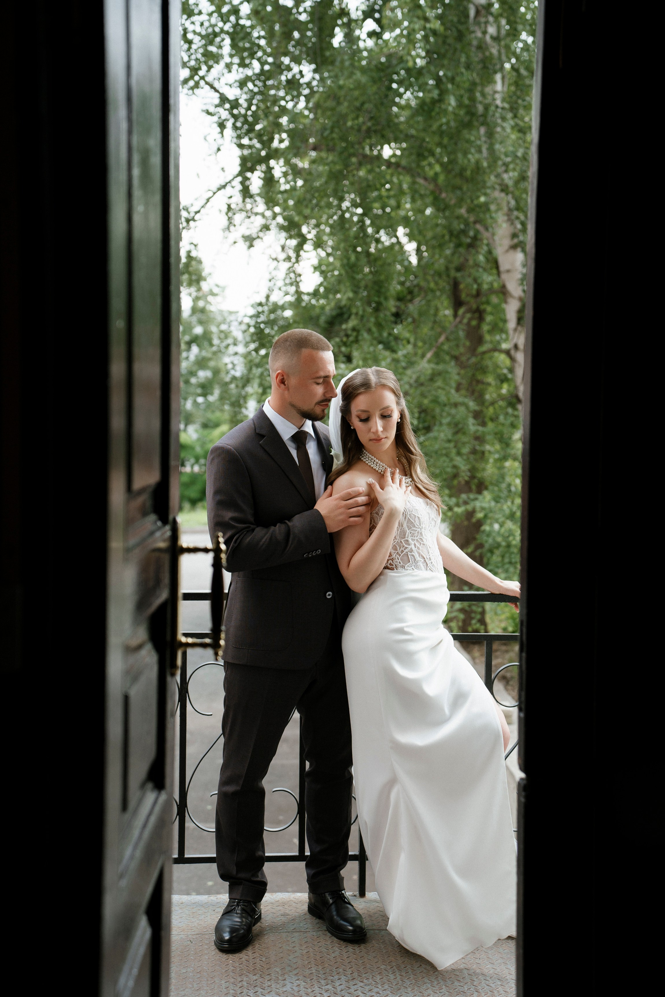 "Свадебная фотосессия в Пензе: Жених и невеста в художественном училище".