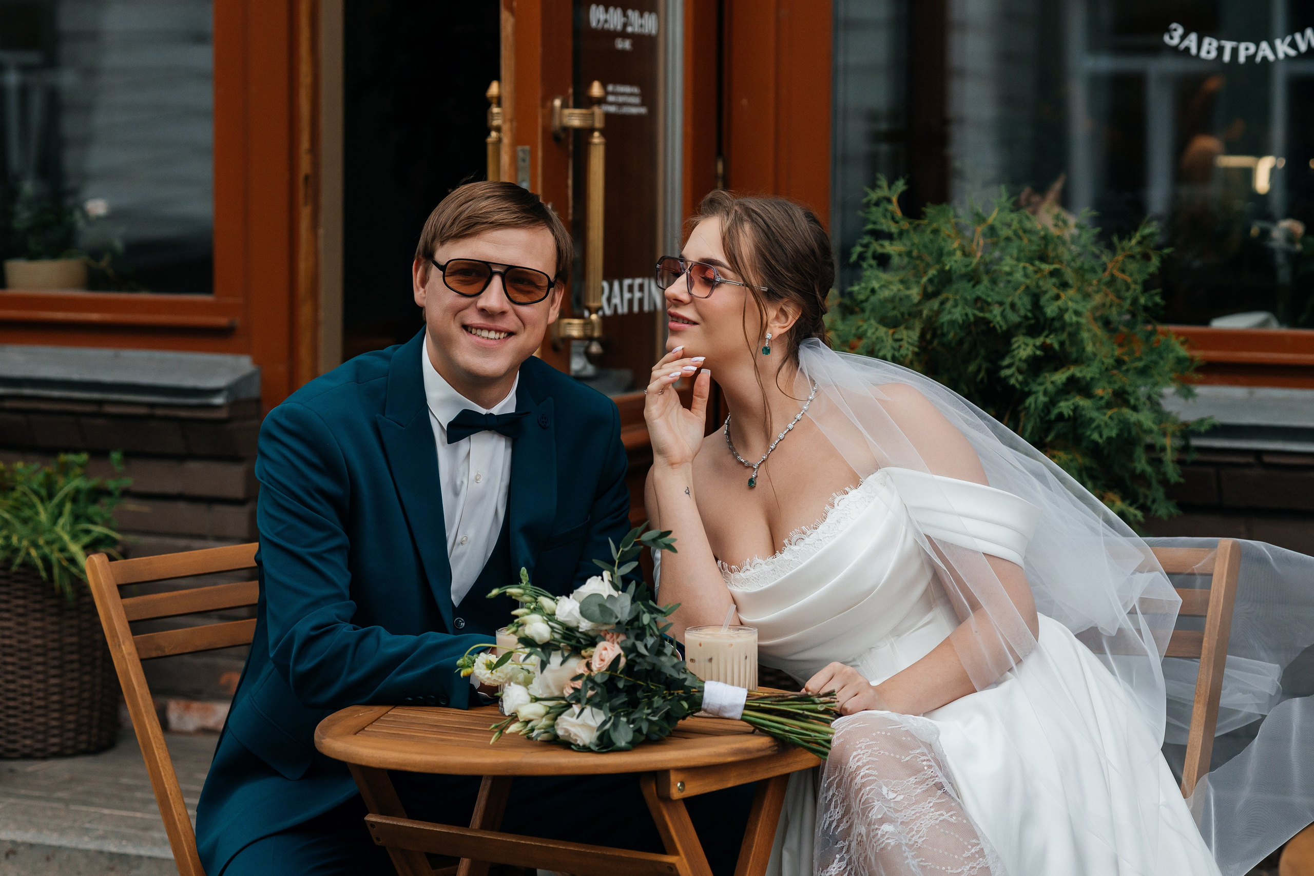 Свадебная прогулка на корабле. Олег Сверчков | Свадебный фотограф Вологда