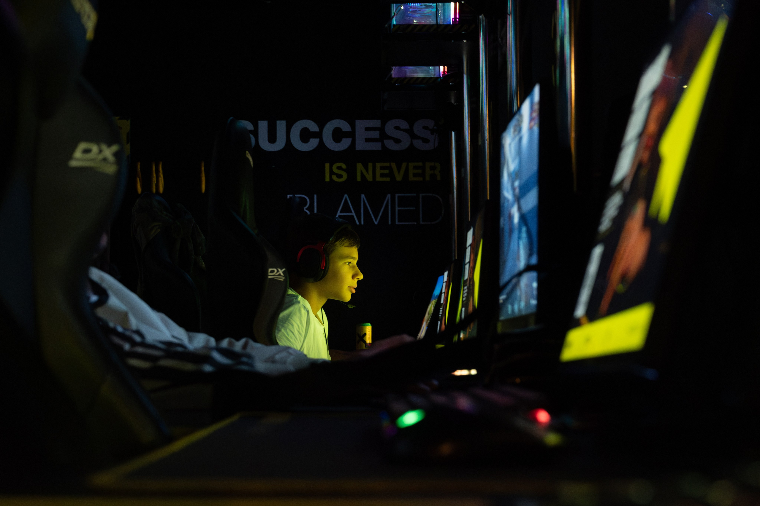 Репортаж в киберспортивном клубе Kolizeum. Фотограф мероприятий в Москве