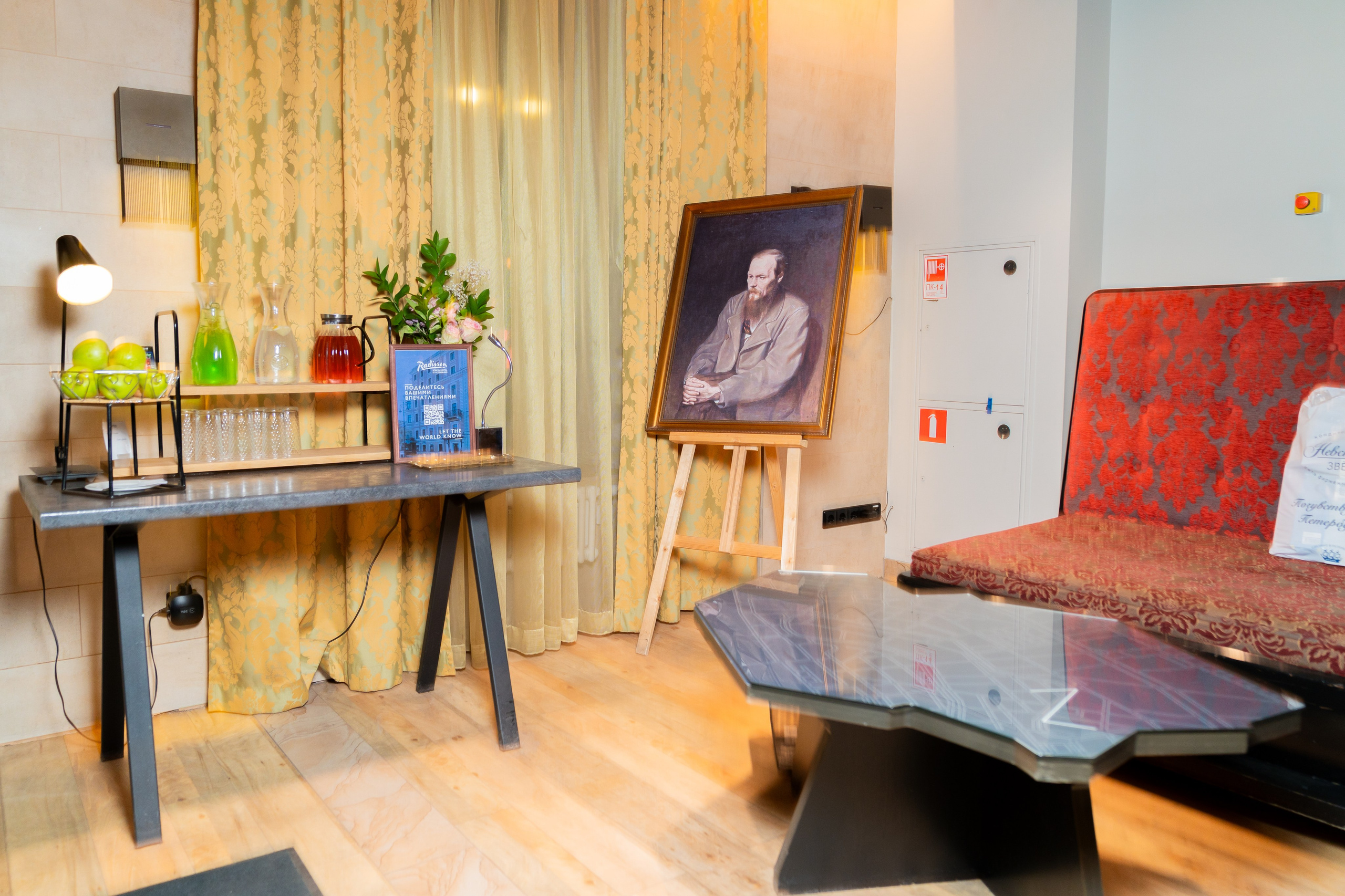 Зона отдыха с картиной и welcome-стойкой в Radisson Sonya Hotel. Фото Евгения Мальцева.