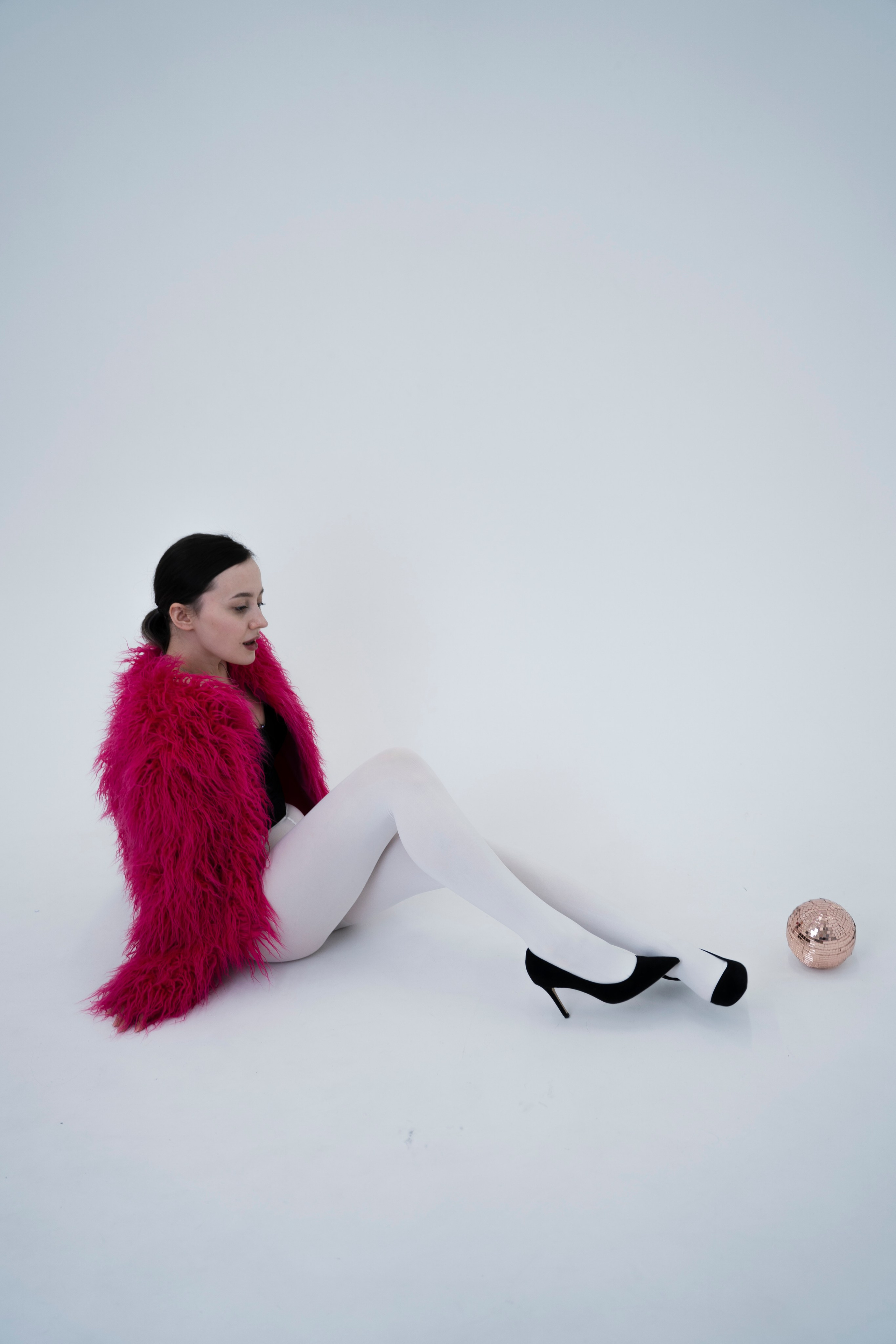 ДЕВОЧКА НА ШАРЕ. Главная