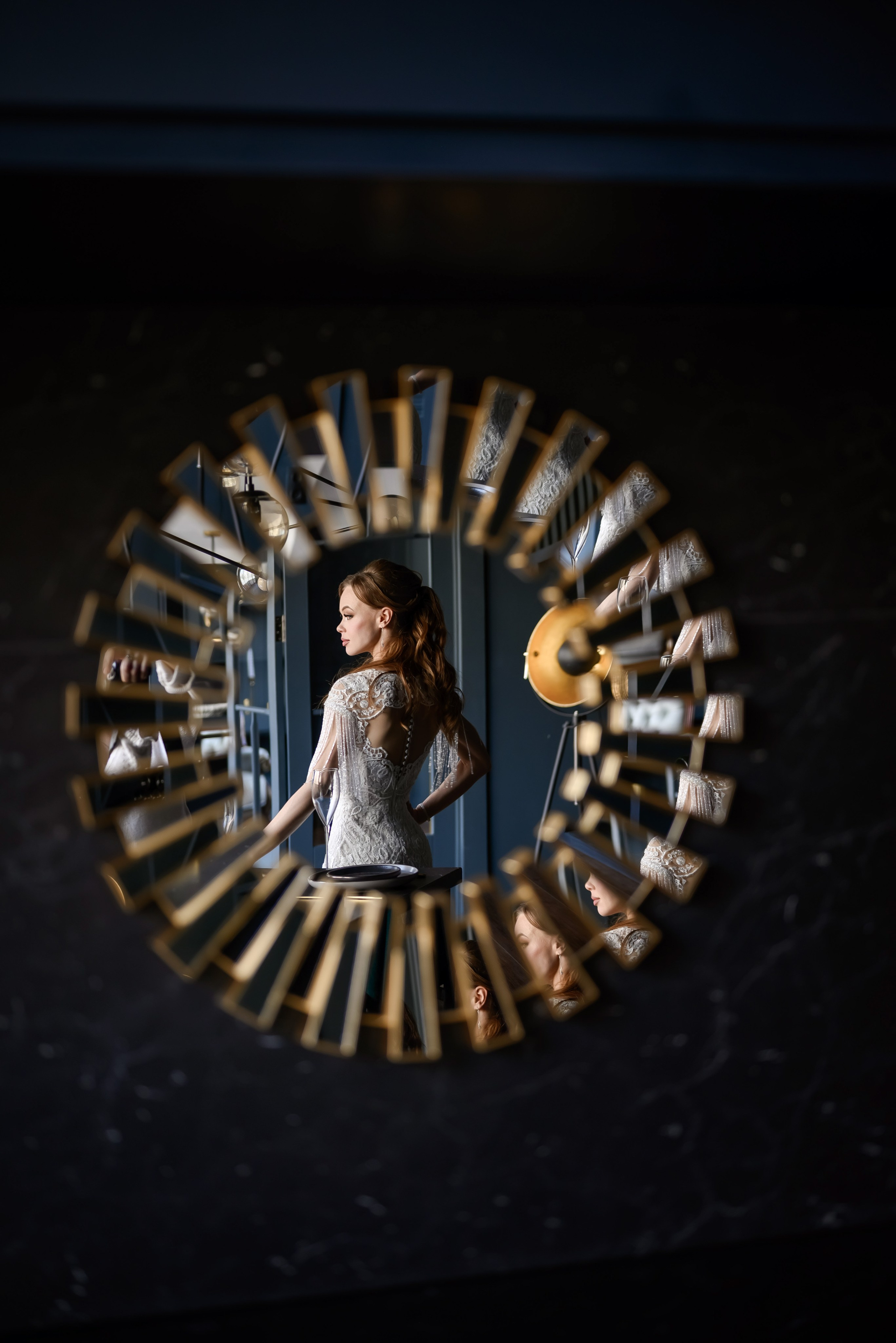 Портрет невесты в отражении зеркала