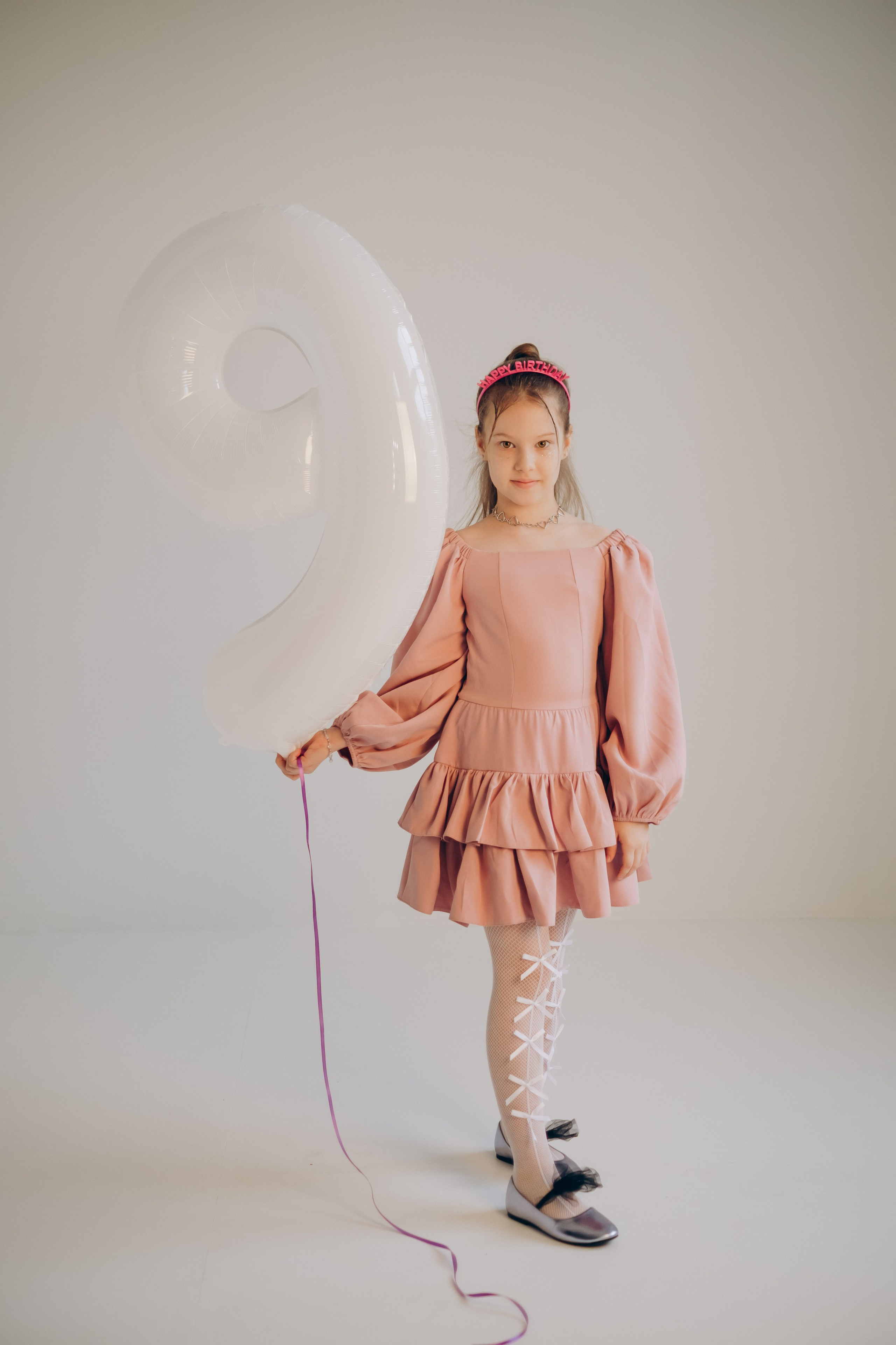 Фотосессия «День рождения» в минималистичной студии. Фотограф Новосибирск Анна Рождественская