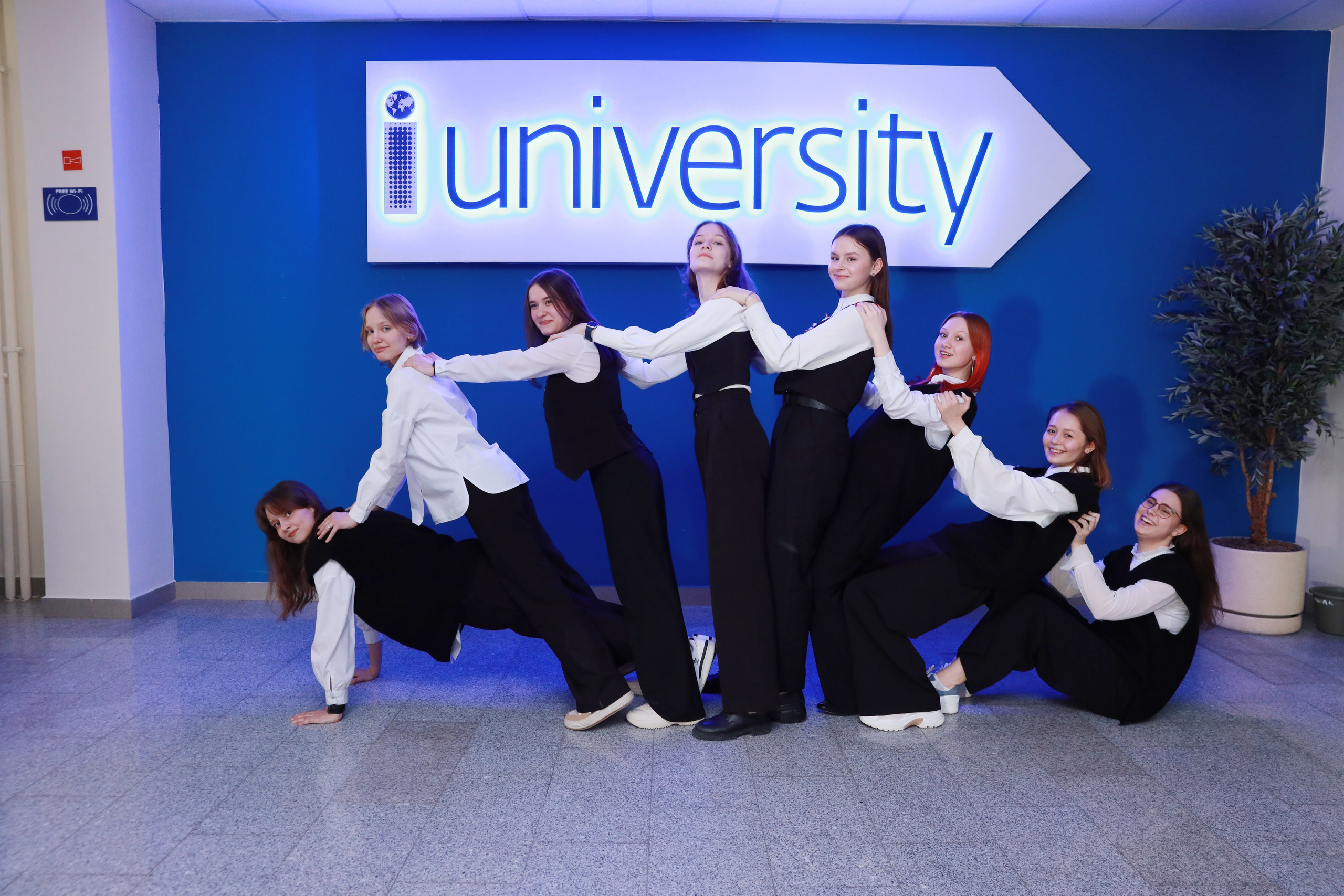 Заказать выпускной школьный альбом Тюмень. Выпускные альбомы в Тюмени для школ, садов, вузов спортивных секций